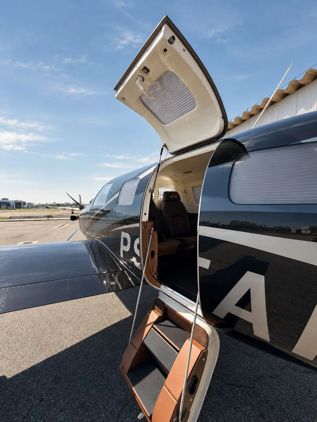 Exterior view of a 1998 Piper Jetprop DLX.