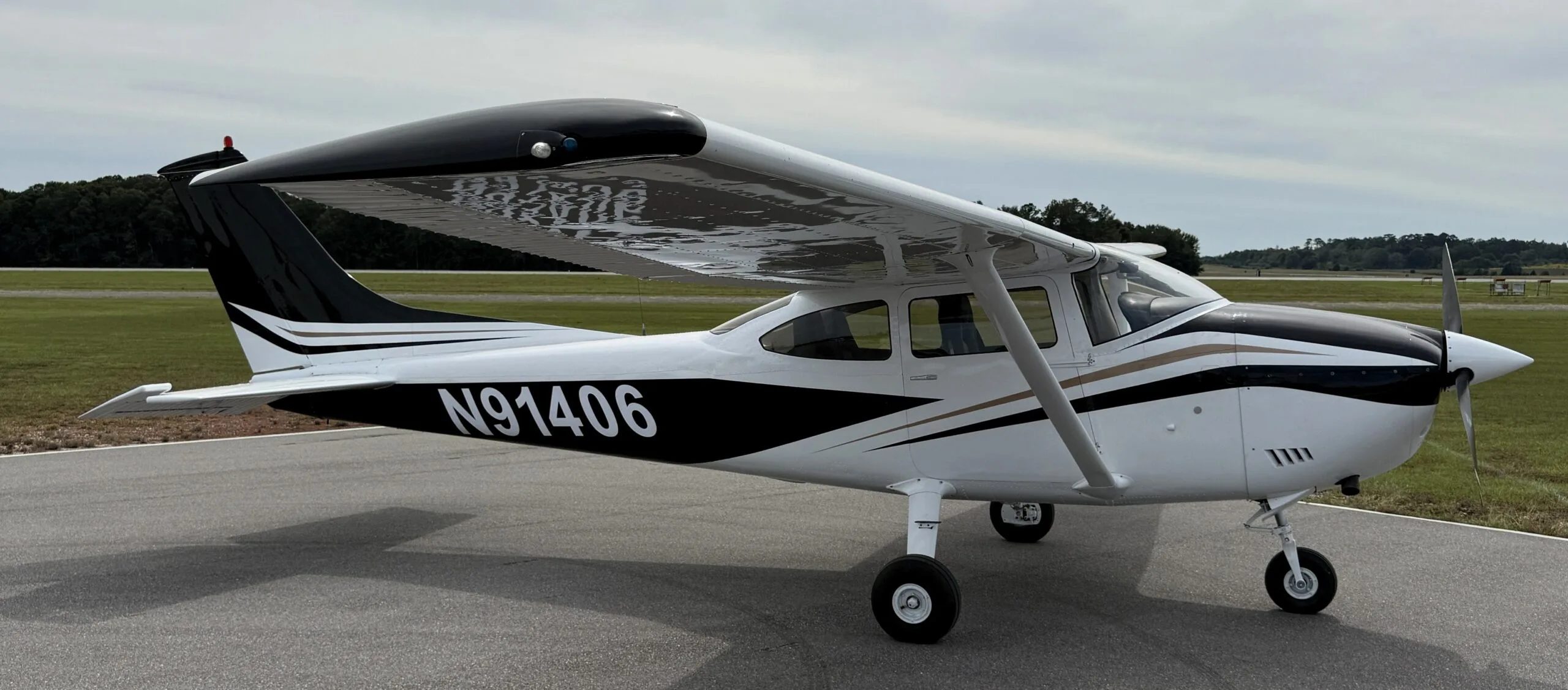 Exterior view of a 1999 Cessna 172R, N2316T.
