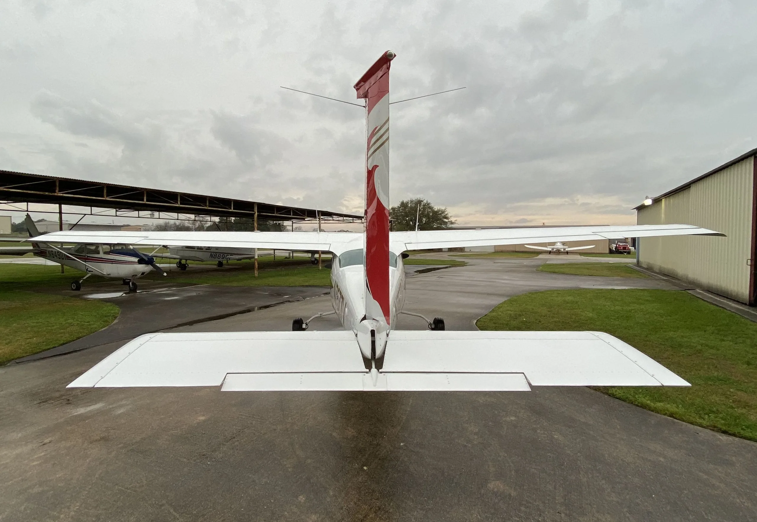 Exterior view of a 1976, N7577V.