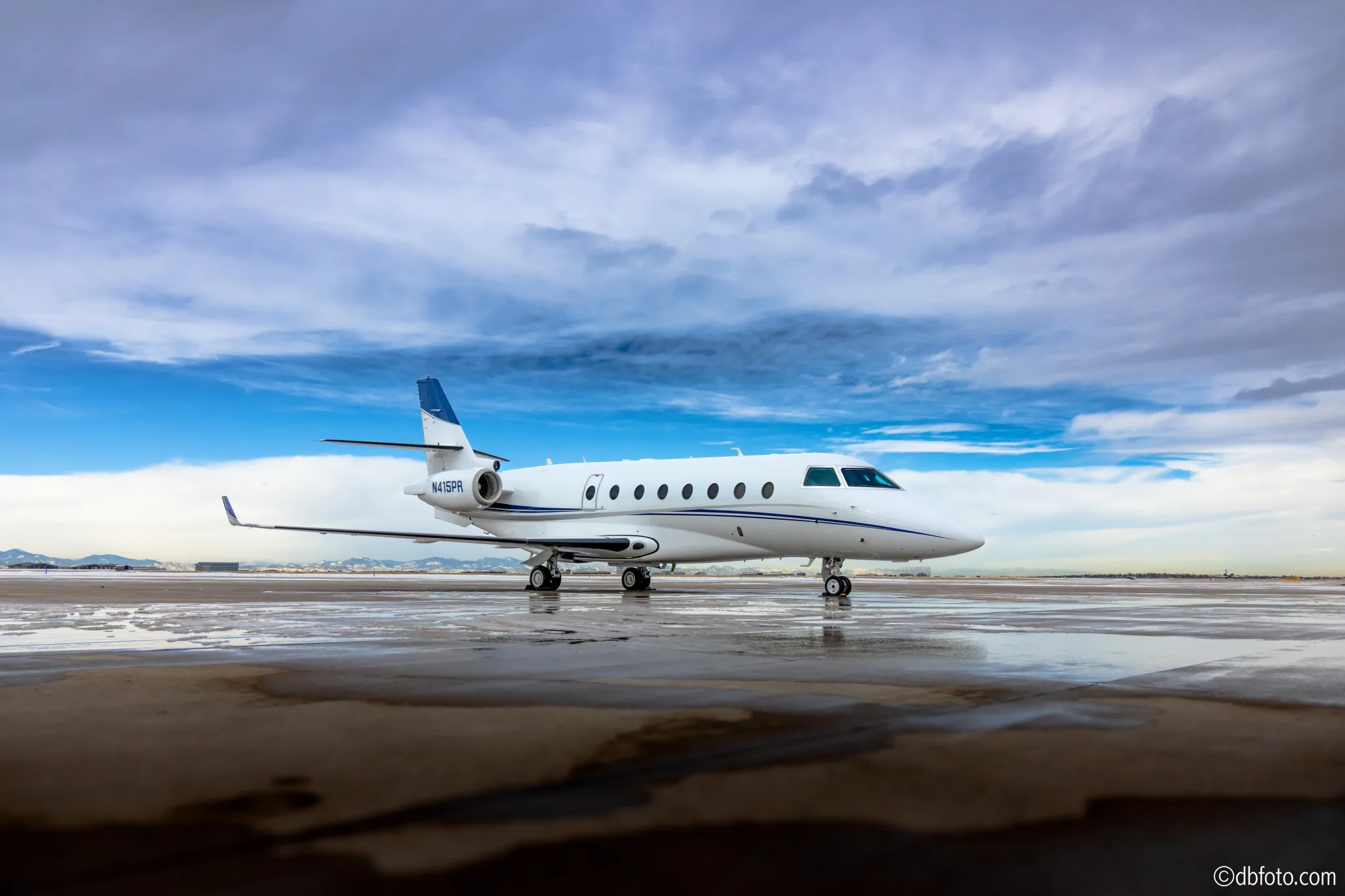 Exterior view of a 2010 Bombardier Challenger 300, N622N.