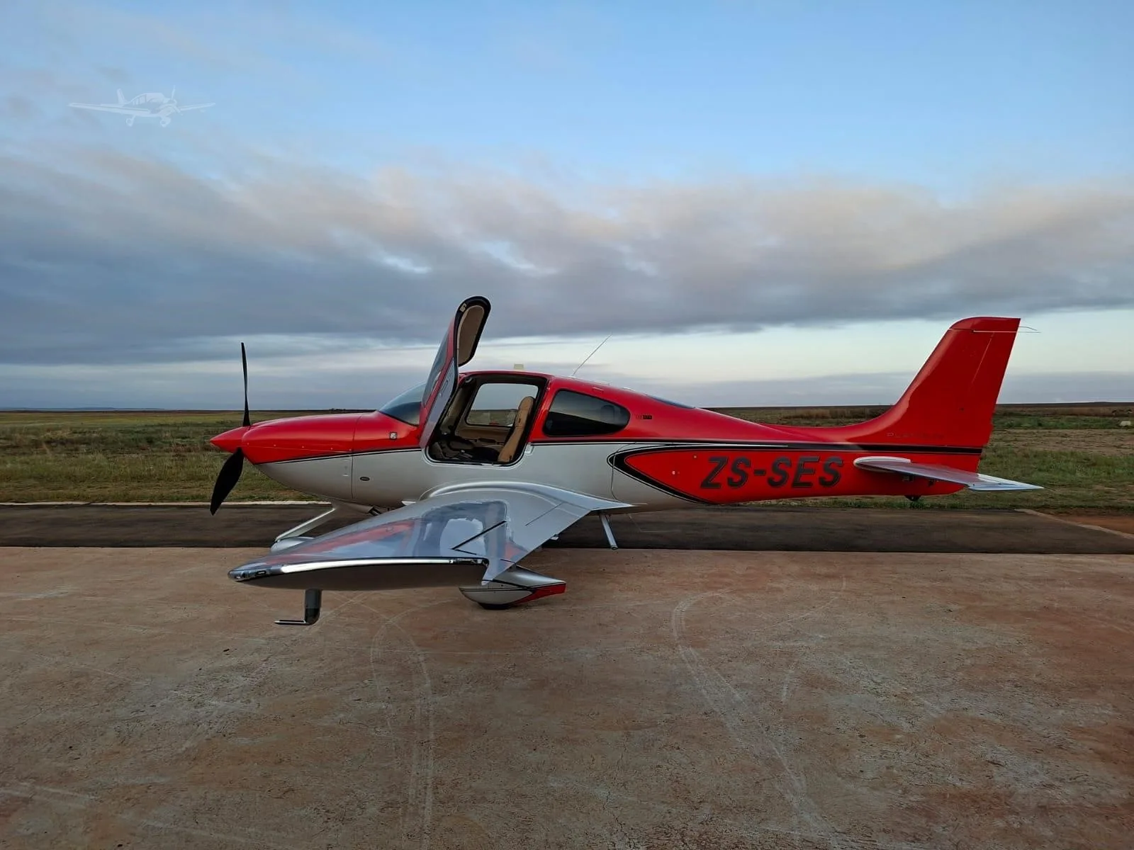 Exterior view of a 2023 CIRRUS SR22-G6, ZS-SES.