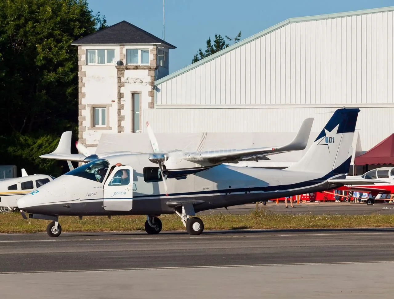 Exterior view of a 2007 Tecnam P2006T.