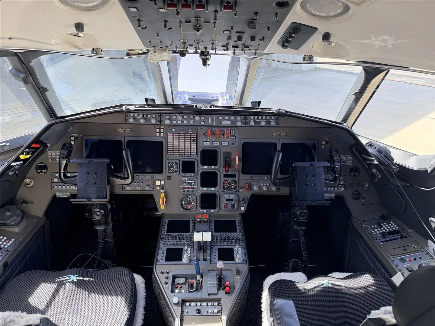 Cockpit and instrument panel of a 1999 DASSAULT FALCON 2000.