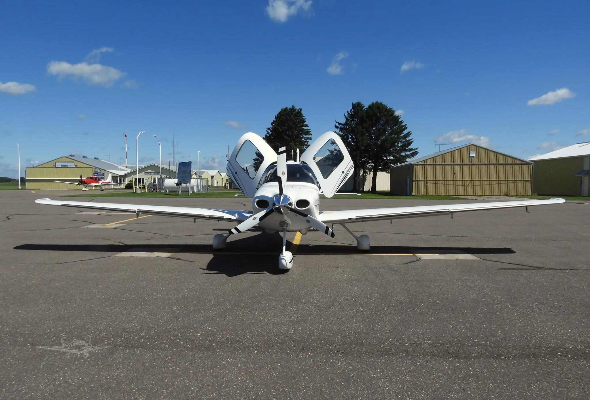Exterior view of a 2005 CIRRUS SR22-G2, N228MM.