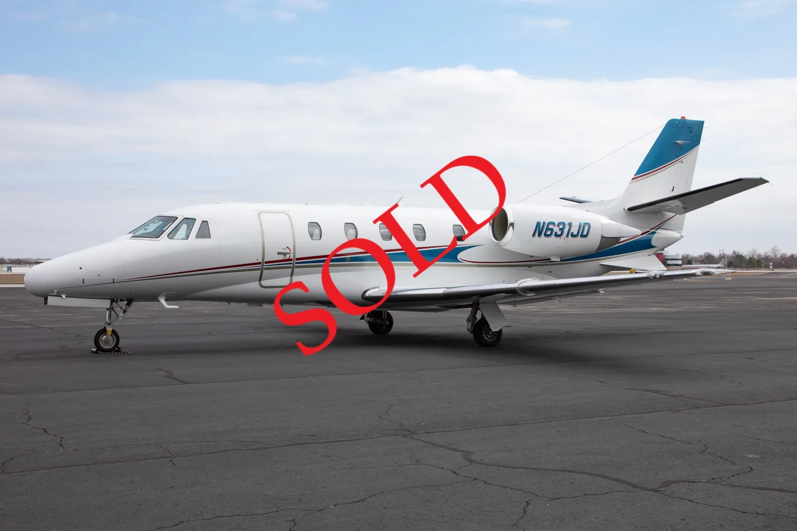 Exterior view of a 1998 Bombardier Canadair Challenger 604.