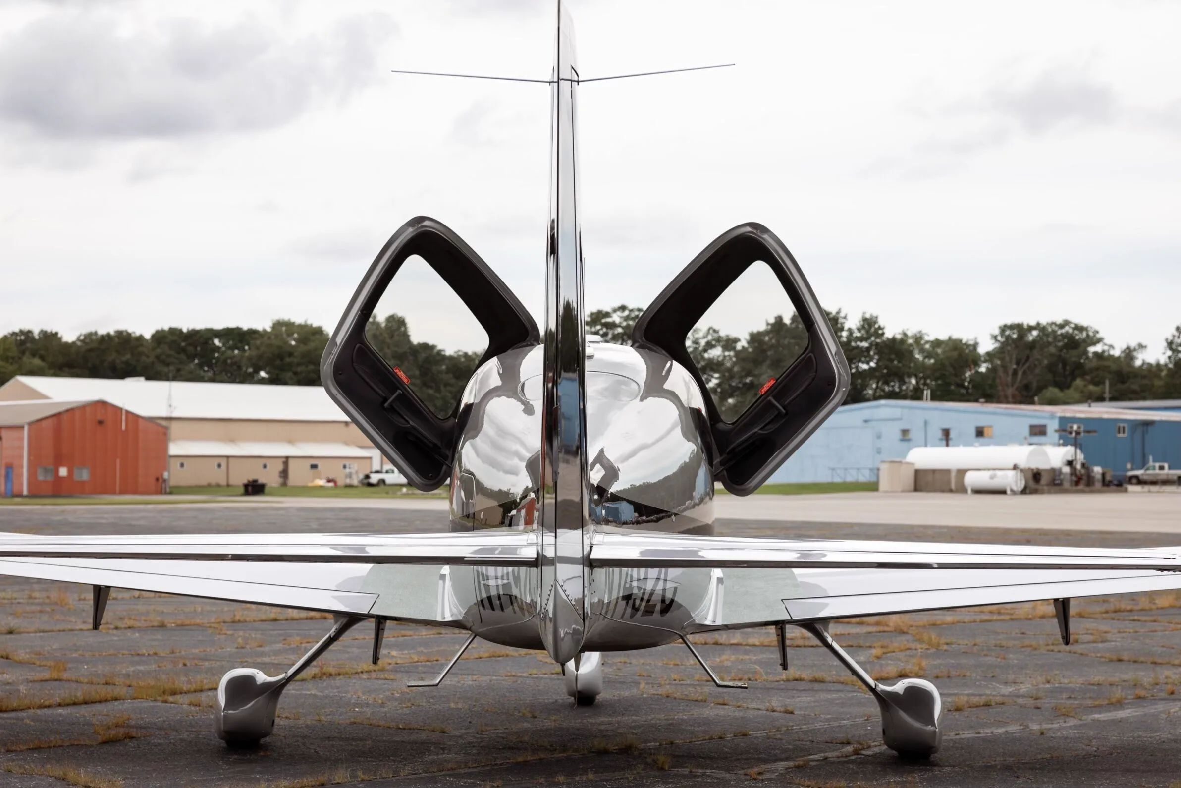 Exterior view of a 2003 Cirrus SR22 G1, N1492C.