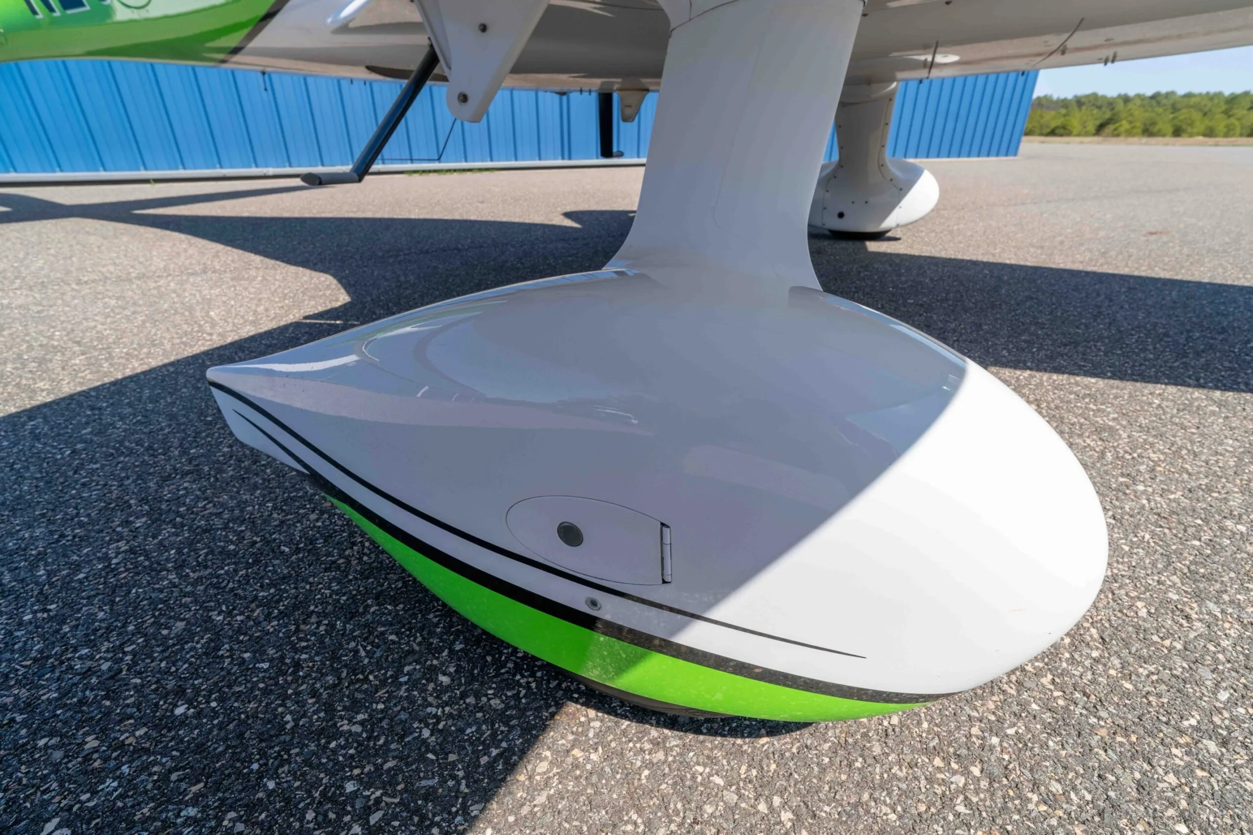 Exterior view of a 2018 Cirrus SR22-G6 TURBO, N260AV.