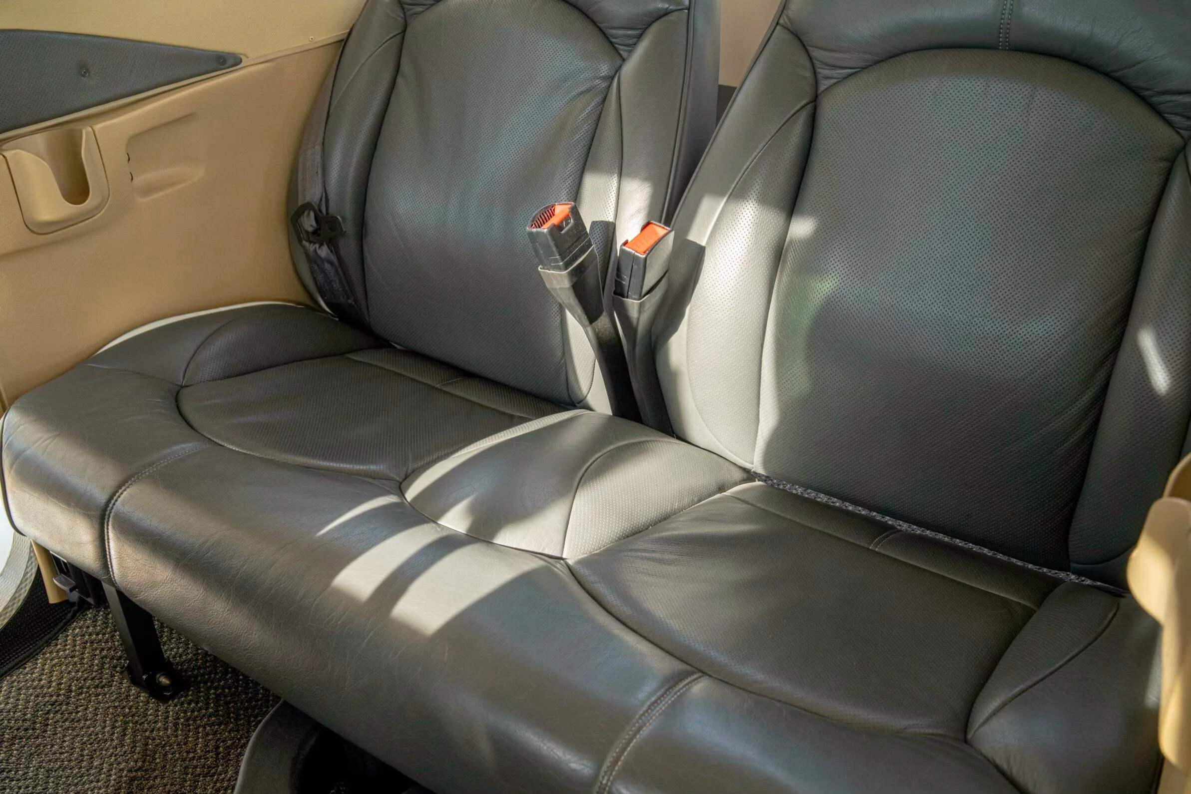 Cabin interior of a 2002 Cessna Turbo 182T Skylane.