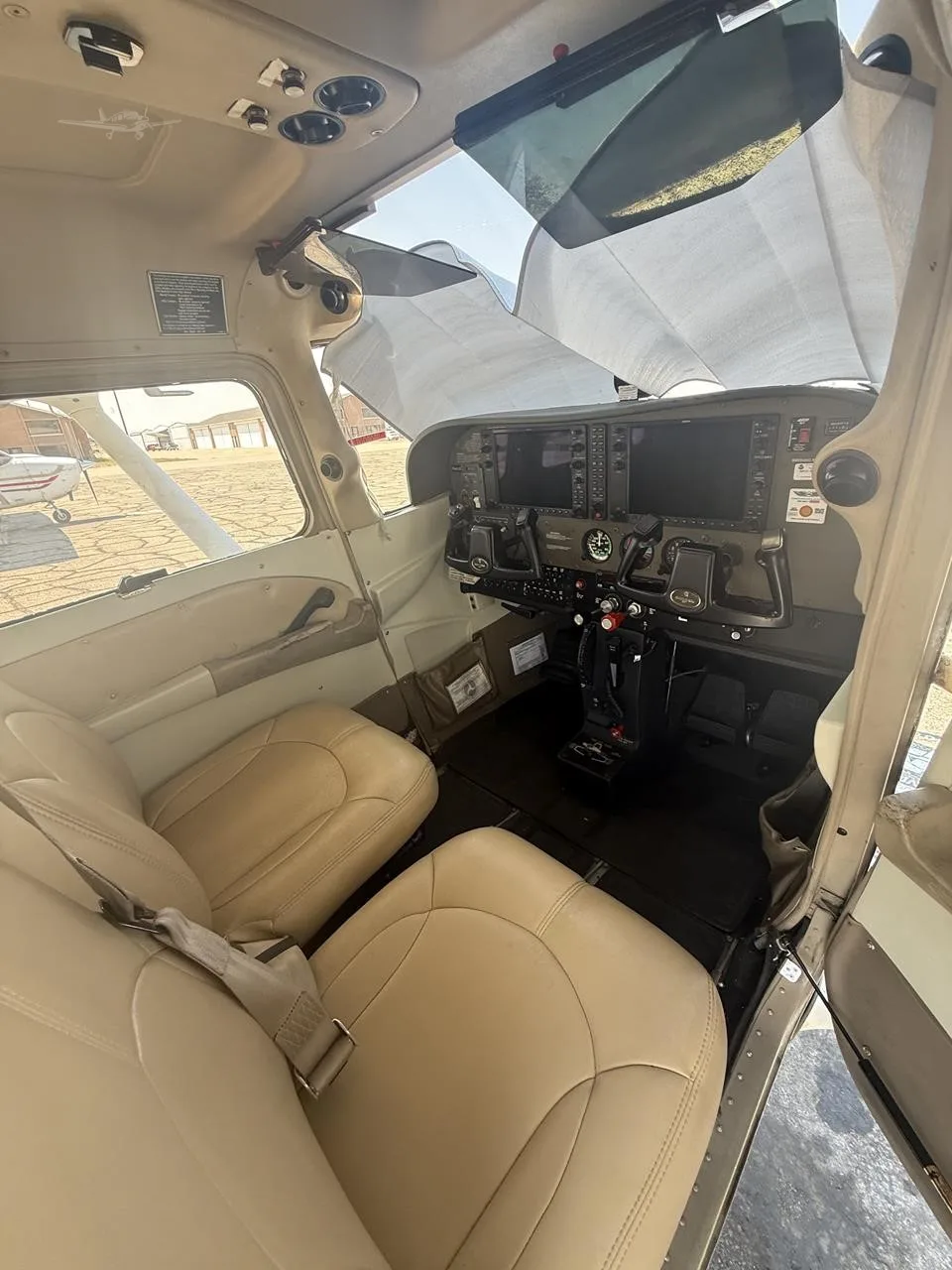 Cockpit and instrument panel of a 2007 CESSNA 172S SKYHAWK SP.