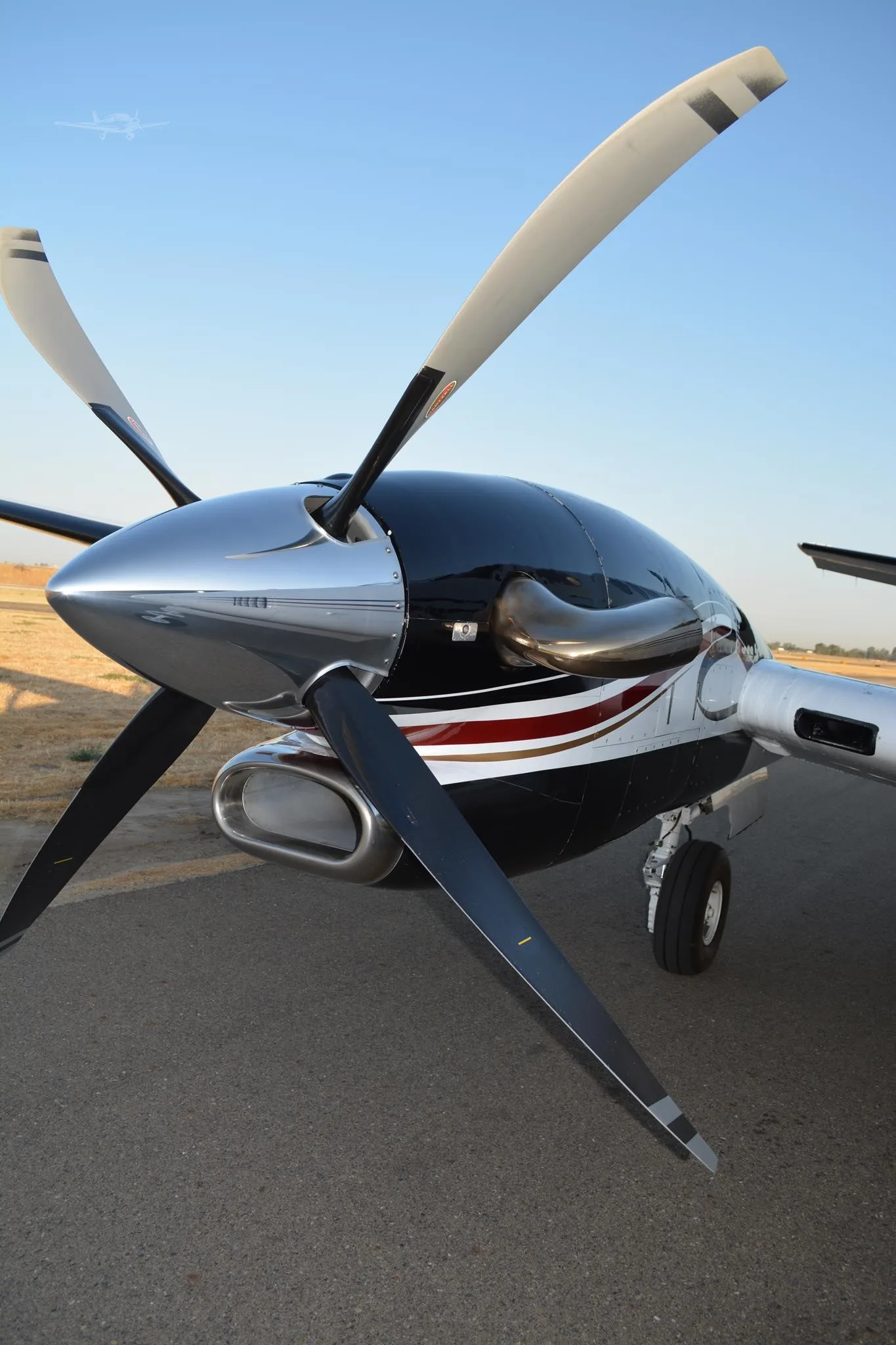 Exterior view of a 2005 BEECHCRAFT KING AIR C90B, N405DD.