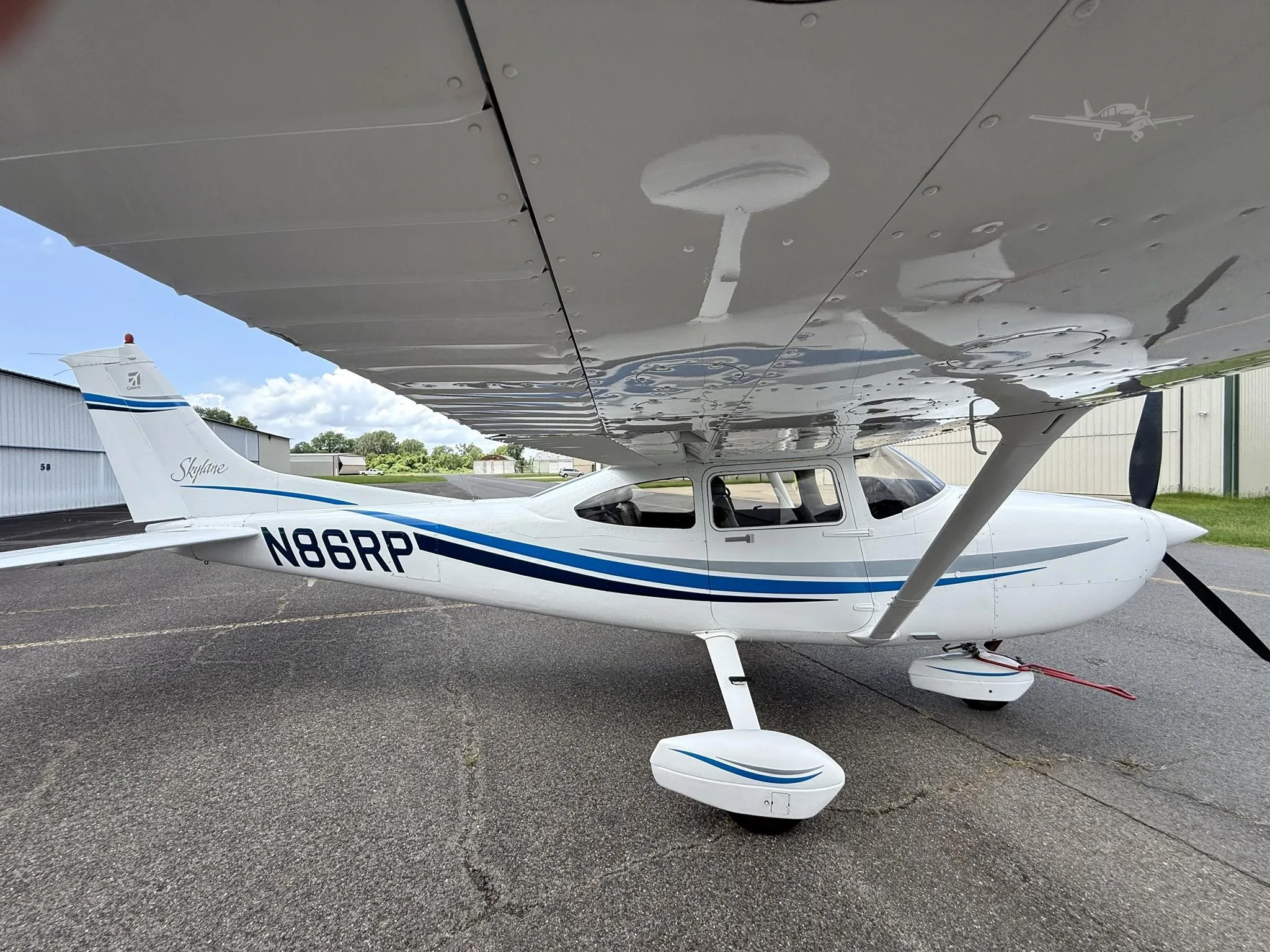 Exterior view of a 1999 CESSNA 182S SKYLANE, N86RP.
