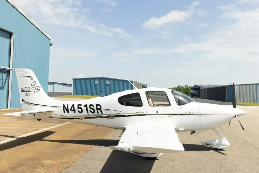 Exterior view of a 2004 Cirrus SR22 G2.