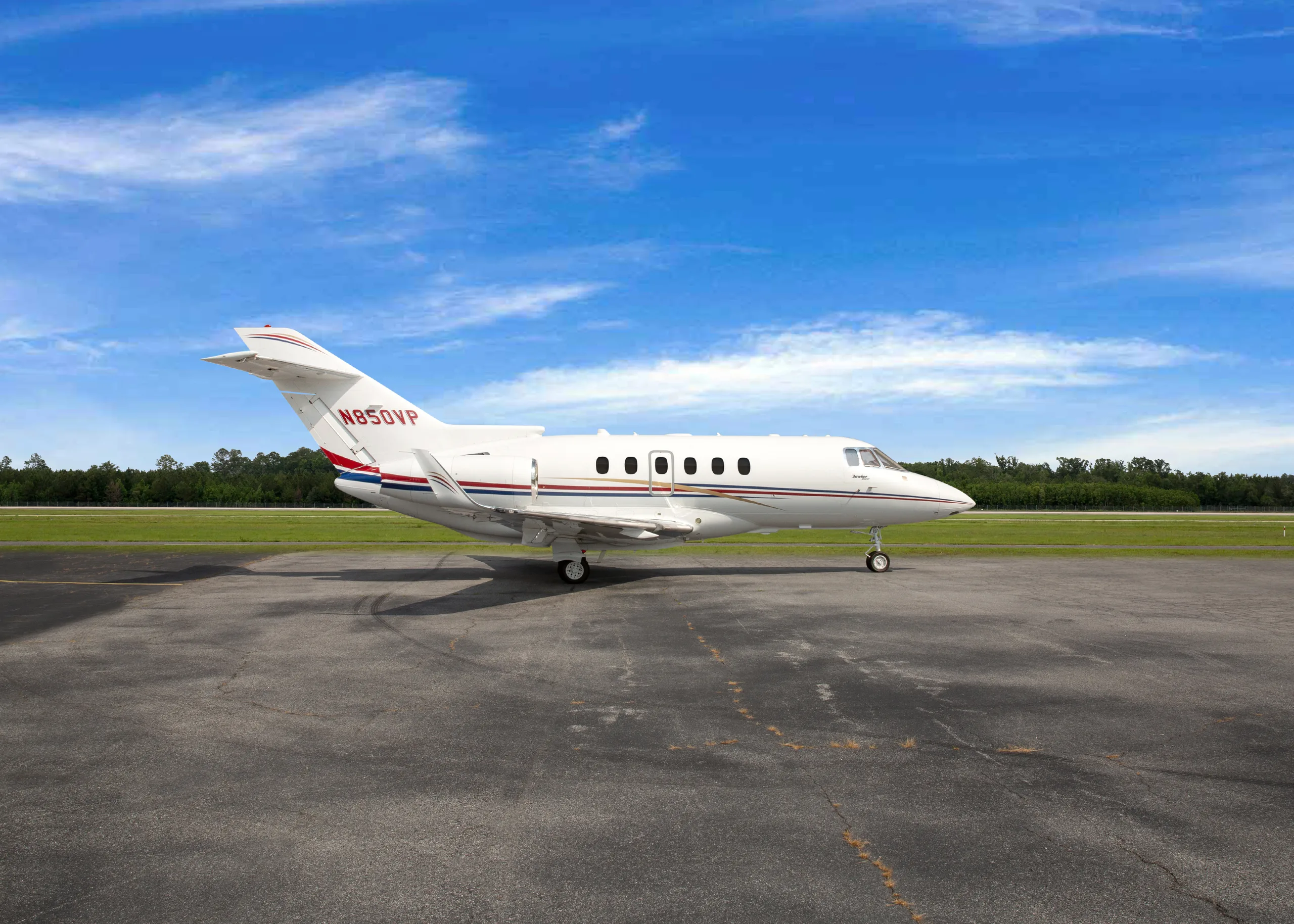Exterior view of a 2006 Hawker 850XP.