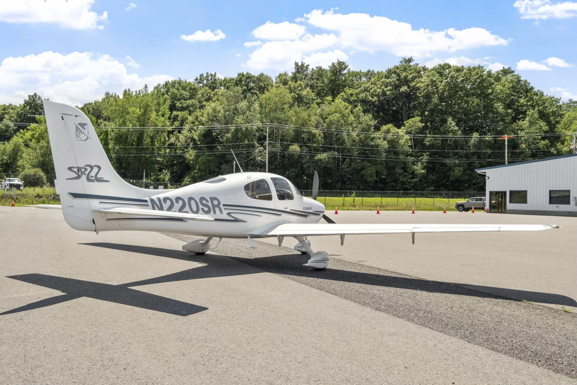 Exterior view of a 2000 Cirrus SR22 G1.