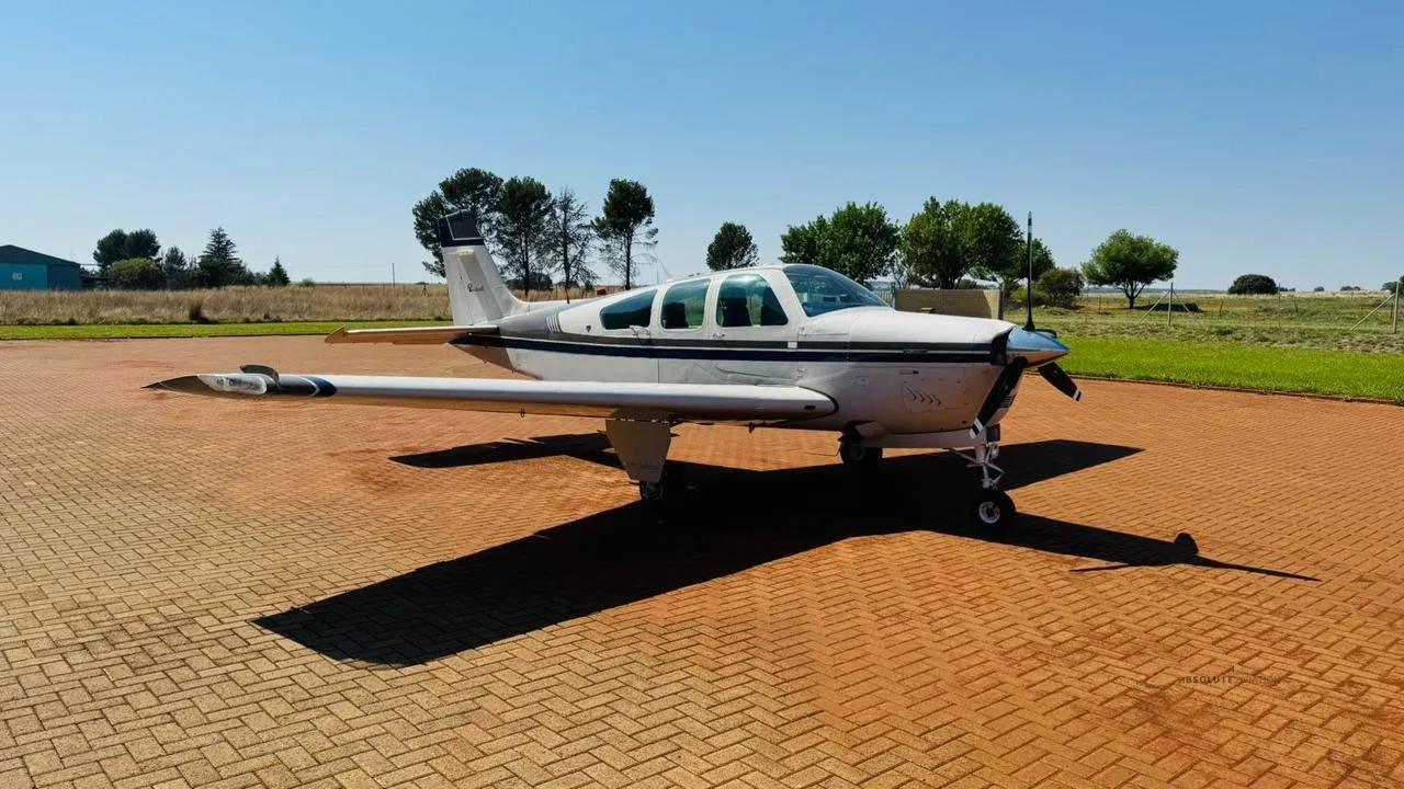 Exterior view of a 1989 BEECHCRAFT F33A BONANZA.