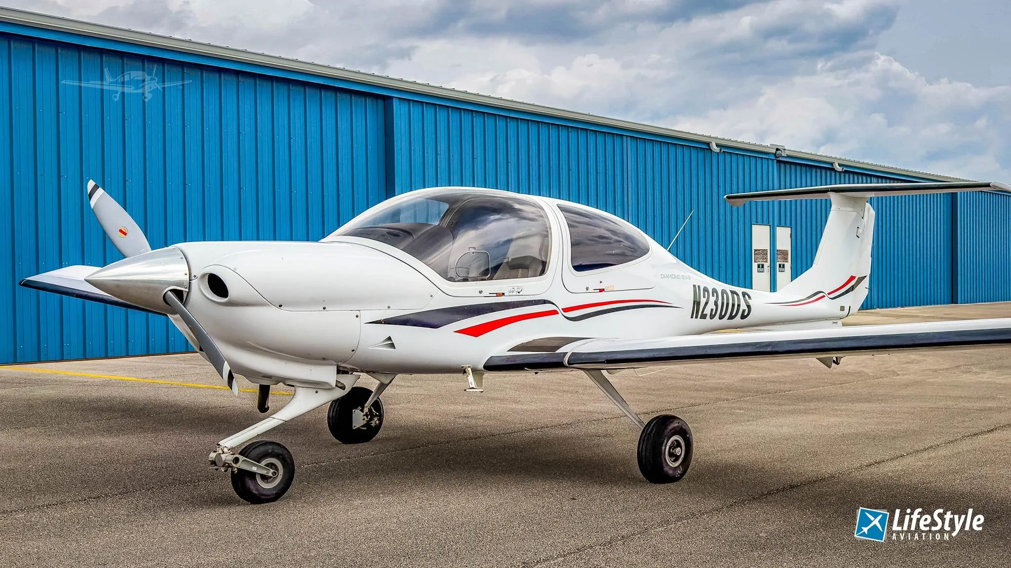 Exterior view of a 2005 DIAMOND DA40, N230DS.