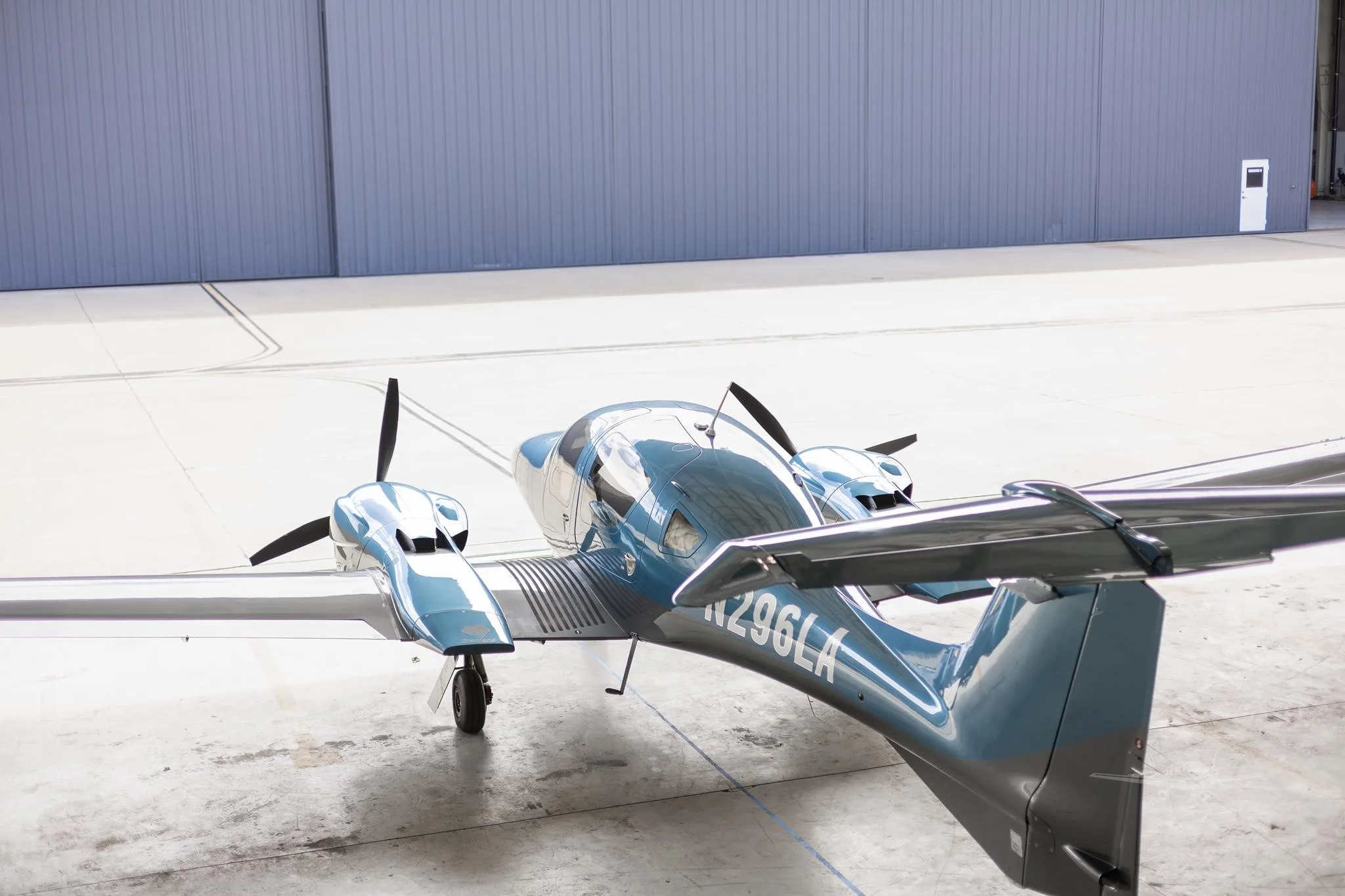 Exterior view of a 2019 DIAMOND DA62, N296LA.