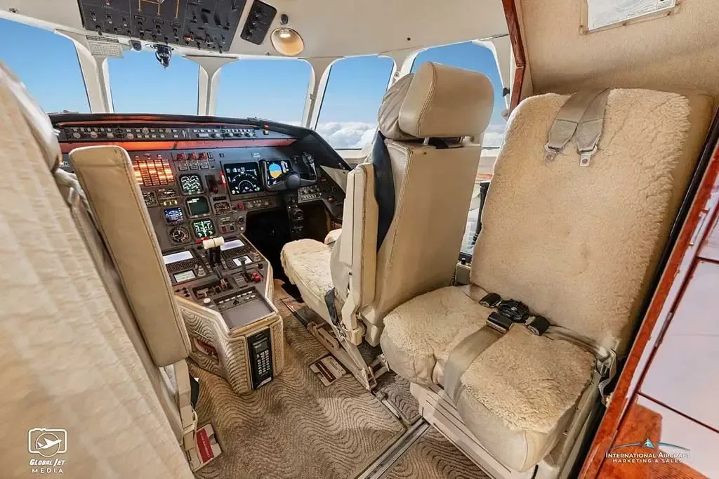 Cockpit and instrument panel of a 2001 Dassault Falcon 900.