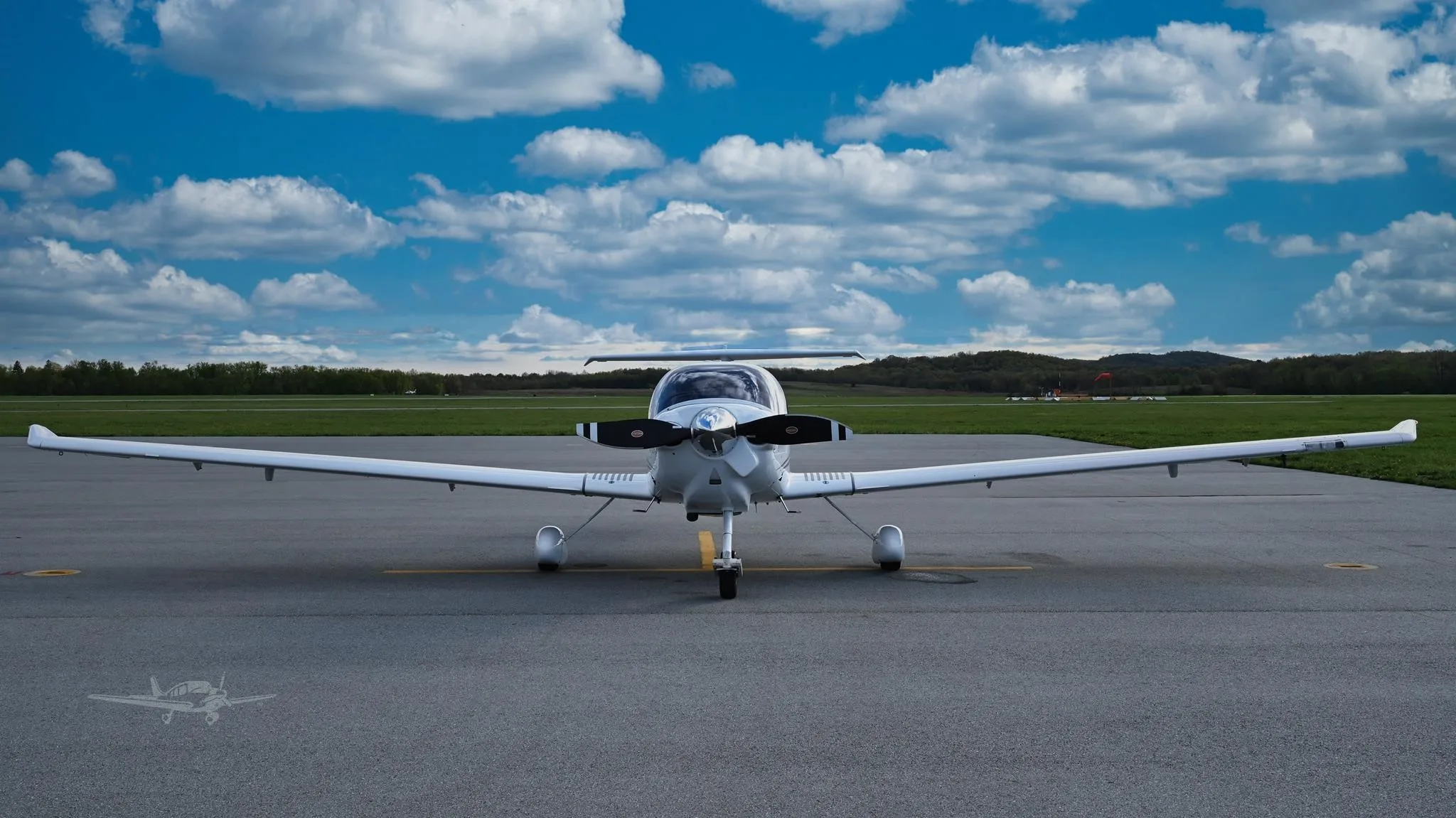 Exterior view of a 2008 DIAMOND DA40 XLS, N908DS.