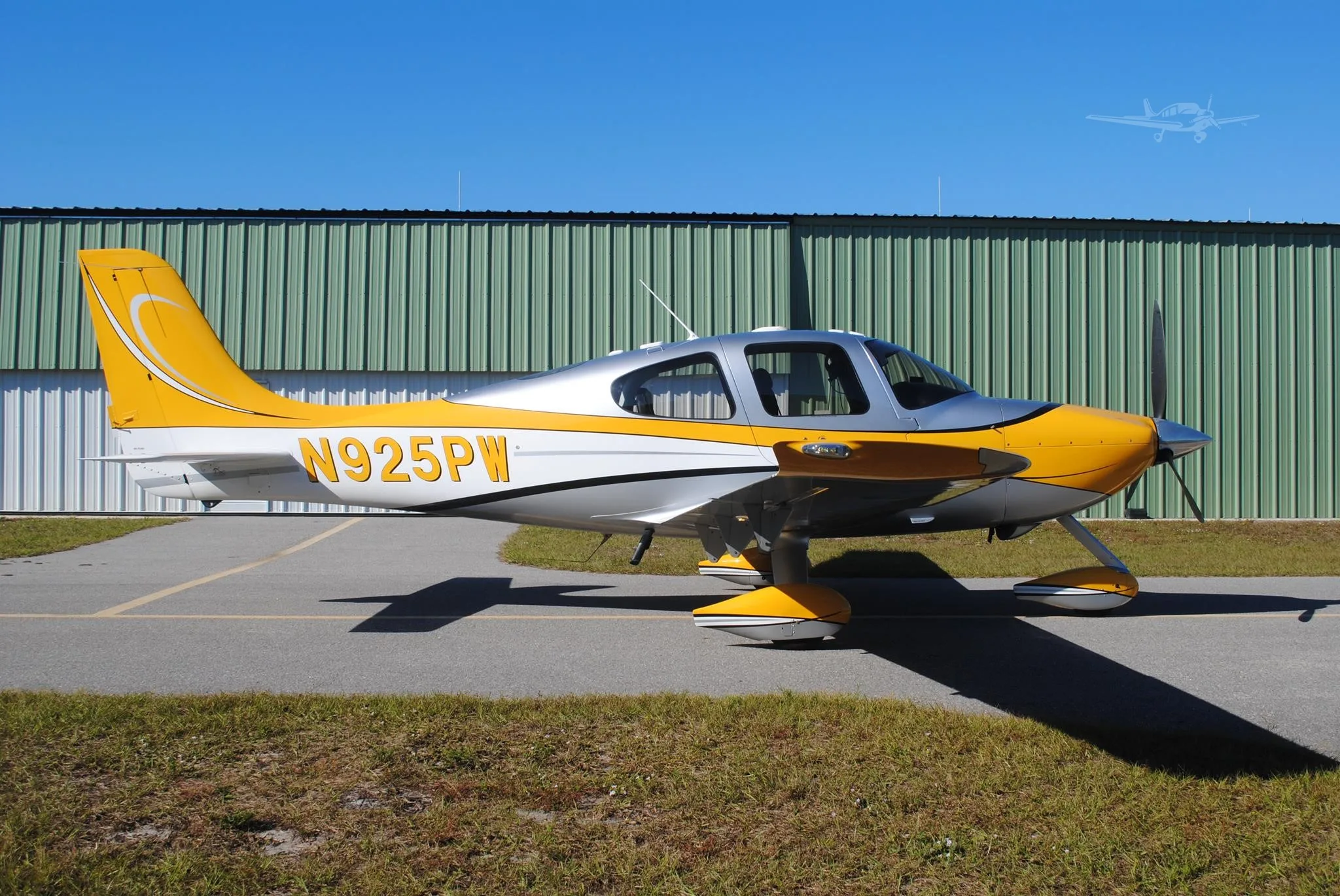 Exterior view of a 2001 CIRRUS SR22, N925PW.