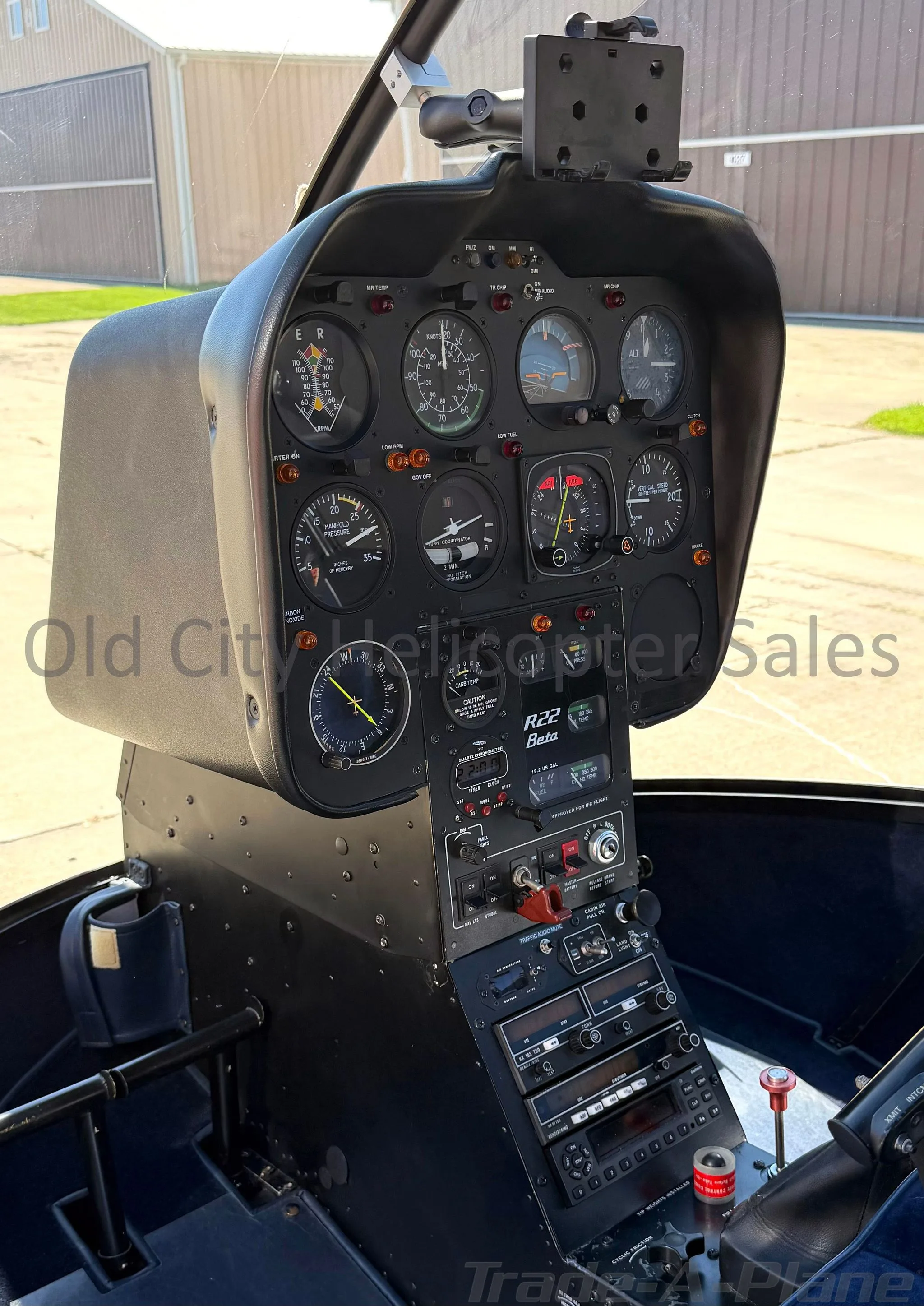 Avionics suite of a 1989 ROBINSON R22 BETA.