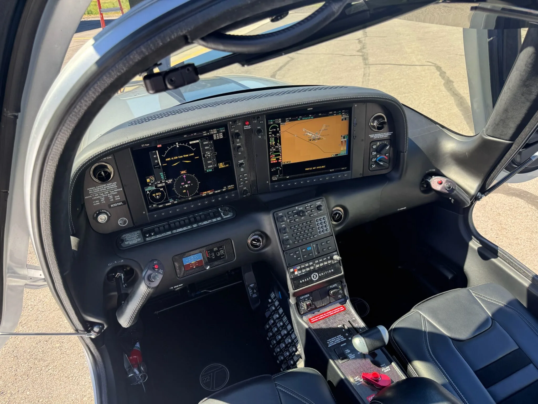 Cockpit and instrument panel of a 2015 Cirrus SR22-G5 TURBO.
