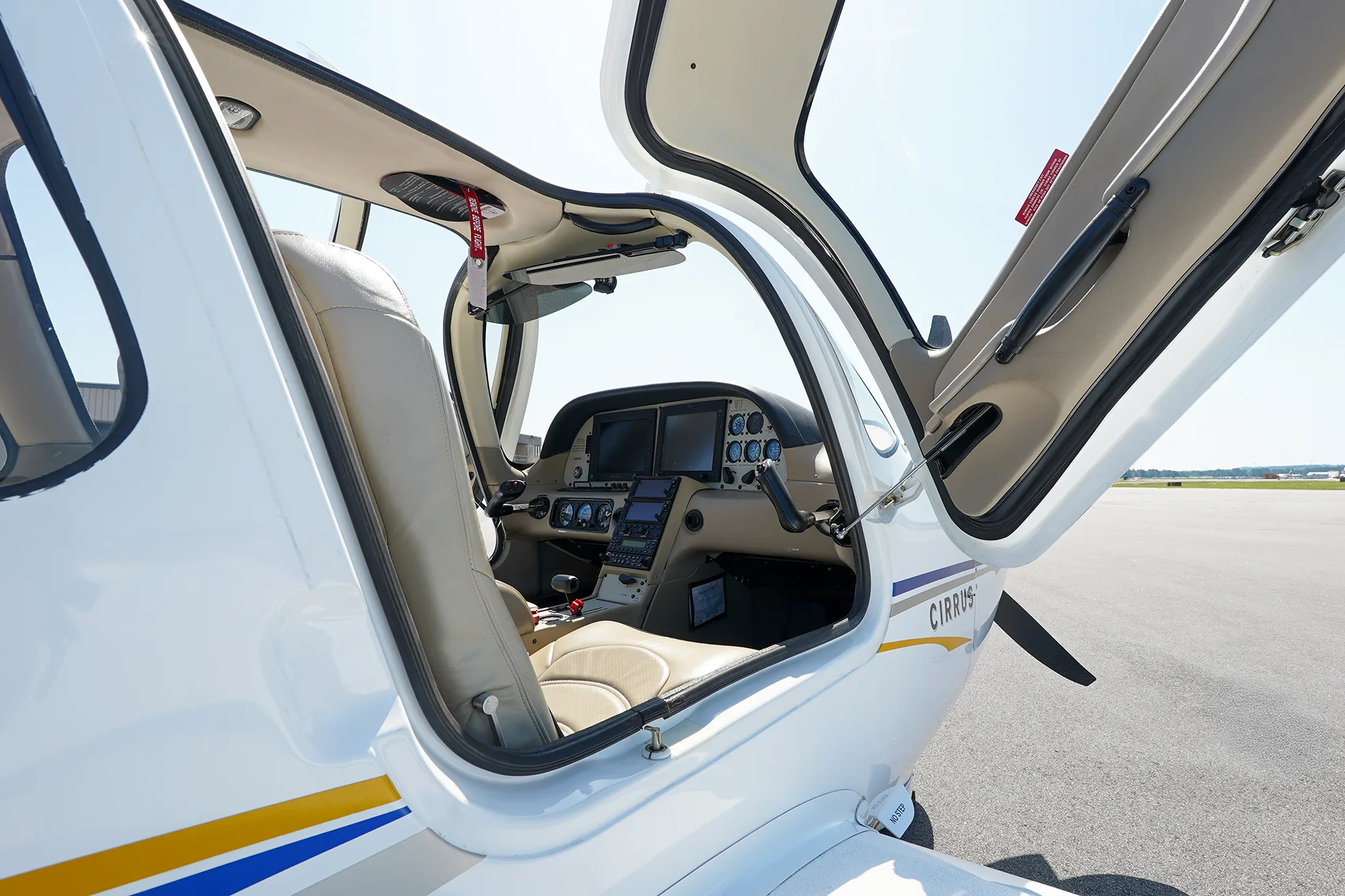 Cockpit and instrument panel of a 2005 Cirrus SR22 G2.