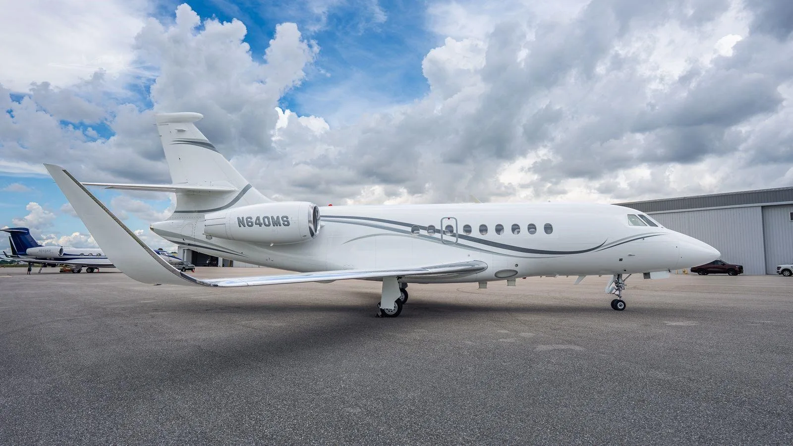 Exterior view of a 2004 DASSAULT FALCON 2000EX EASY, N640MS.