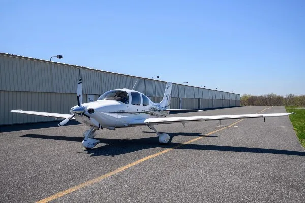Exterior view of a 2006 Cirrus SR22-G2, N756GB.