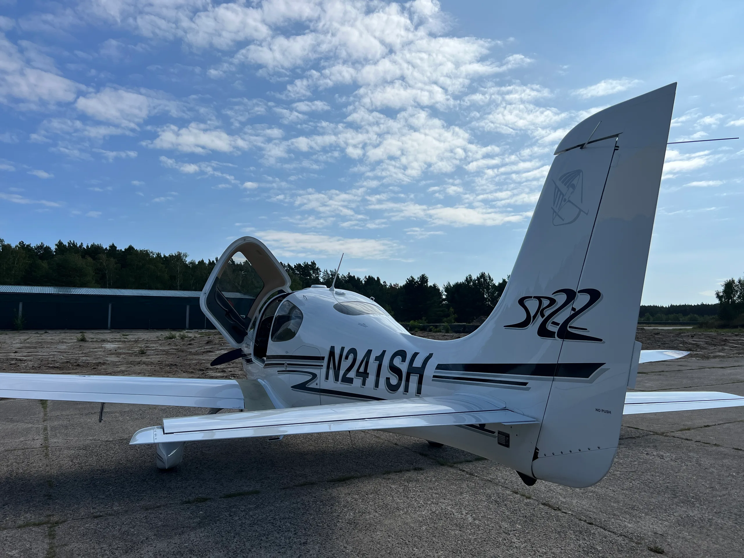 Exterior view of a 2002 Cirrus SR22 G1.