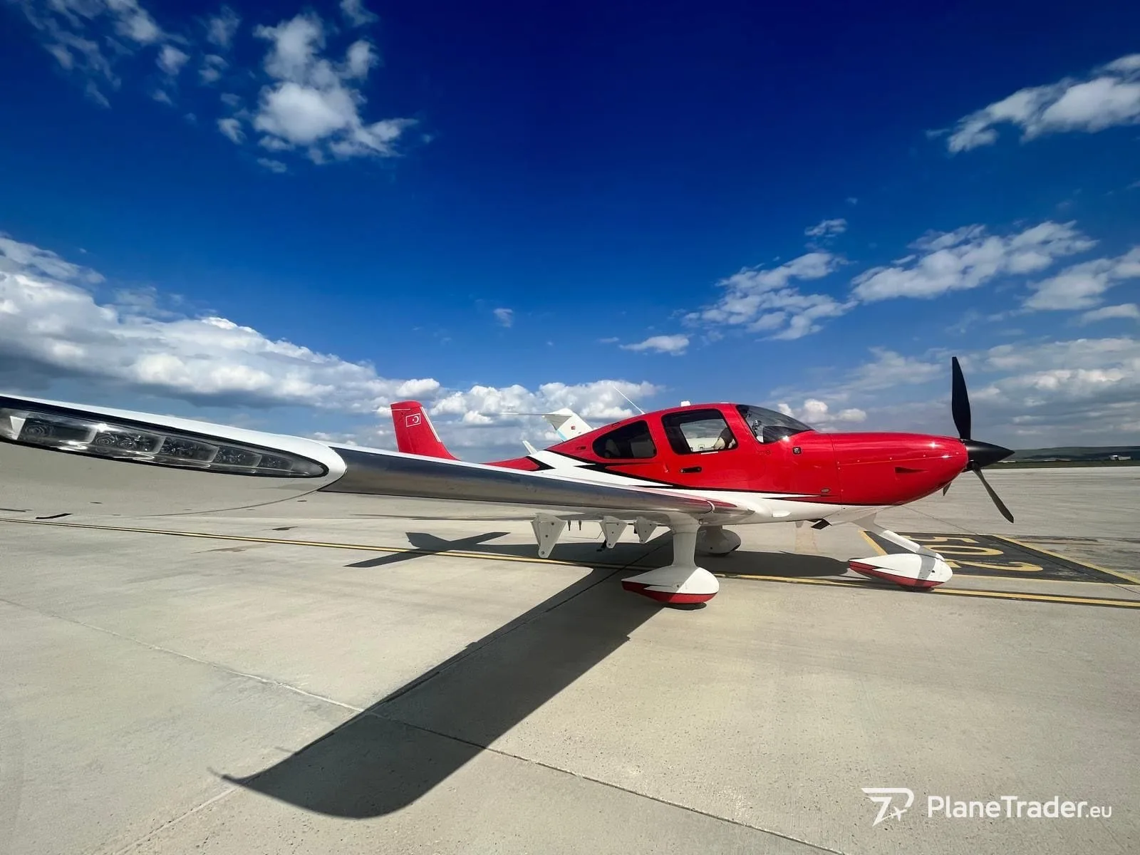 Exterior view of a 2021 Cirrus SR22T GTS G6.