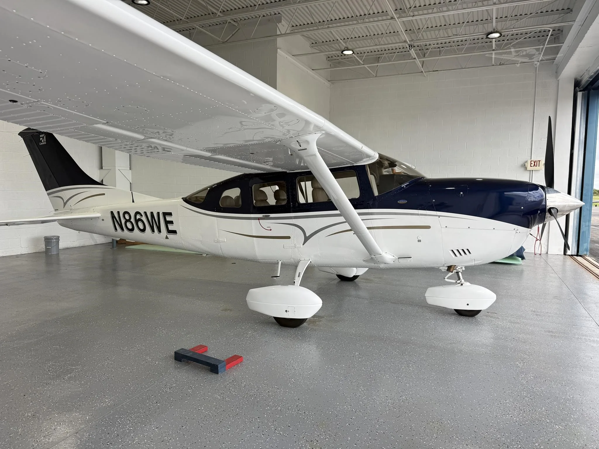 Exterior view of a 2005 CESSNA 206H STATIONAIR, N86WE.