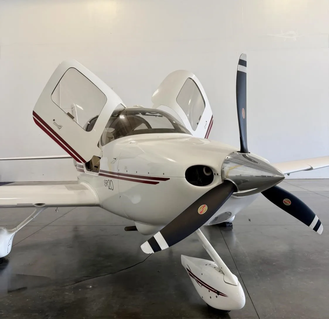 Exterior view of a 2001 CIRRUS SR20, N222HW.