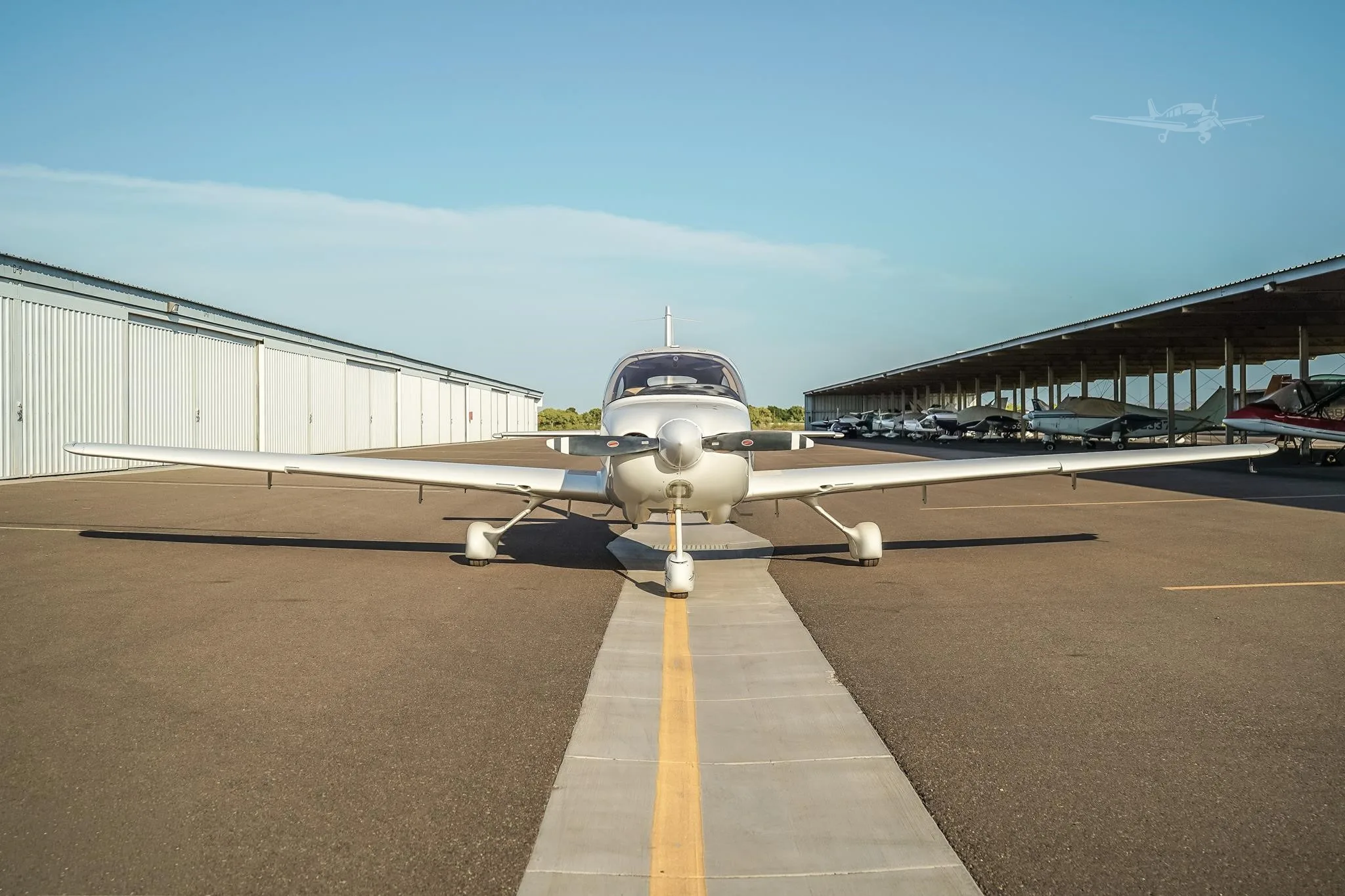 Exterior view of a 2005 CIRRUS SR20-G2, N43GR.