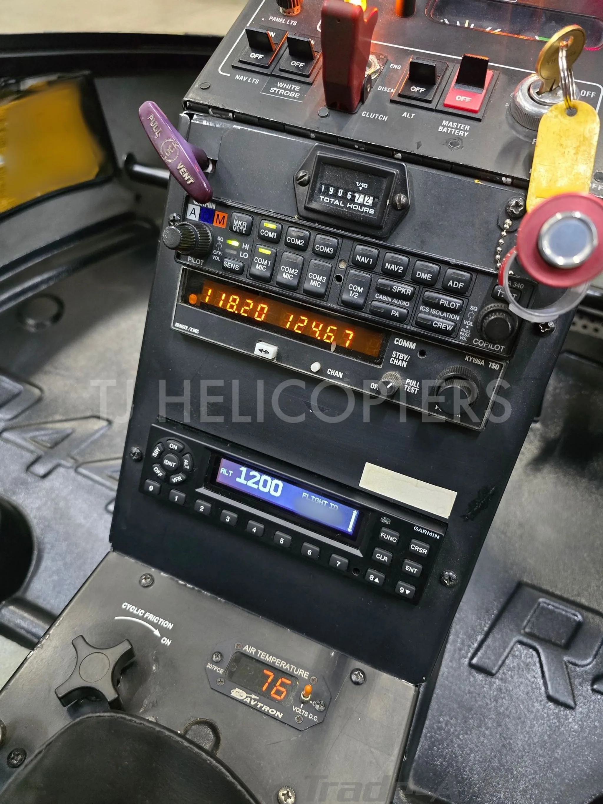 Avionics suite of a 2007 ROBINSON R44 RAVEN II.