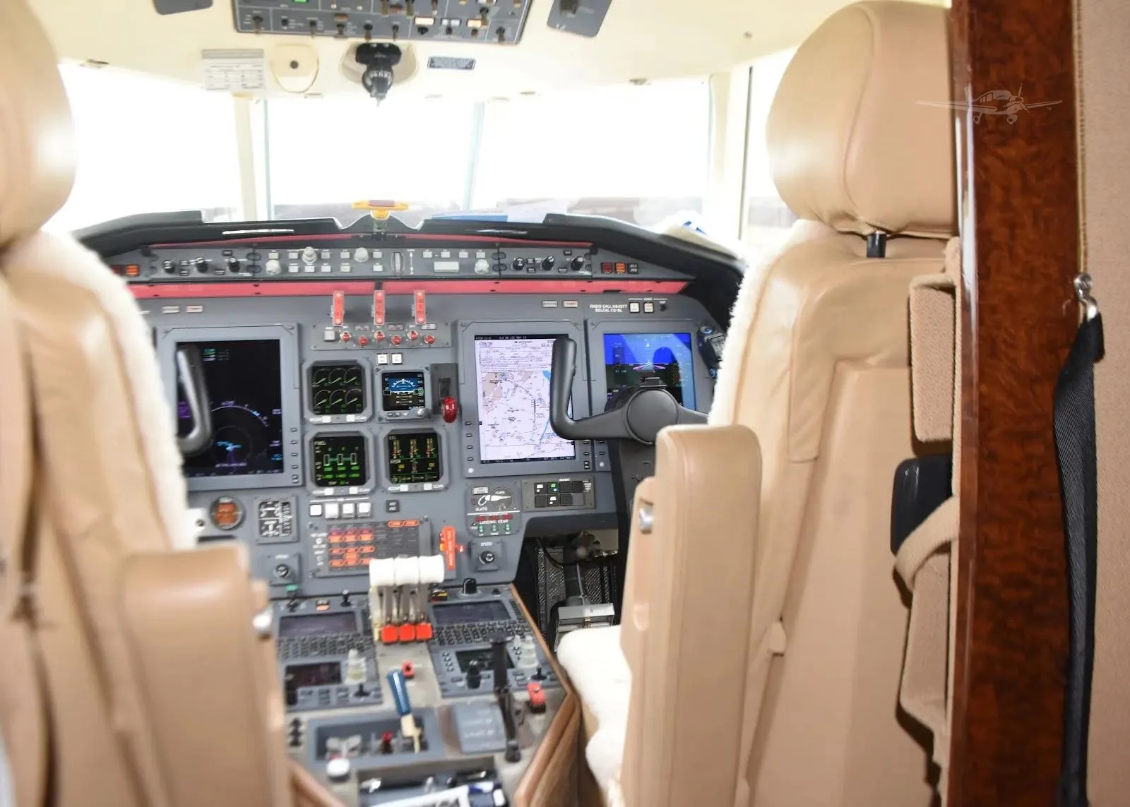 Cockpit and instrument panel of a 2005 DASSAULT FALCON 50EX.