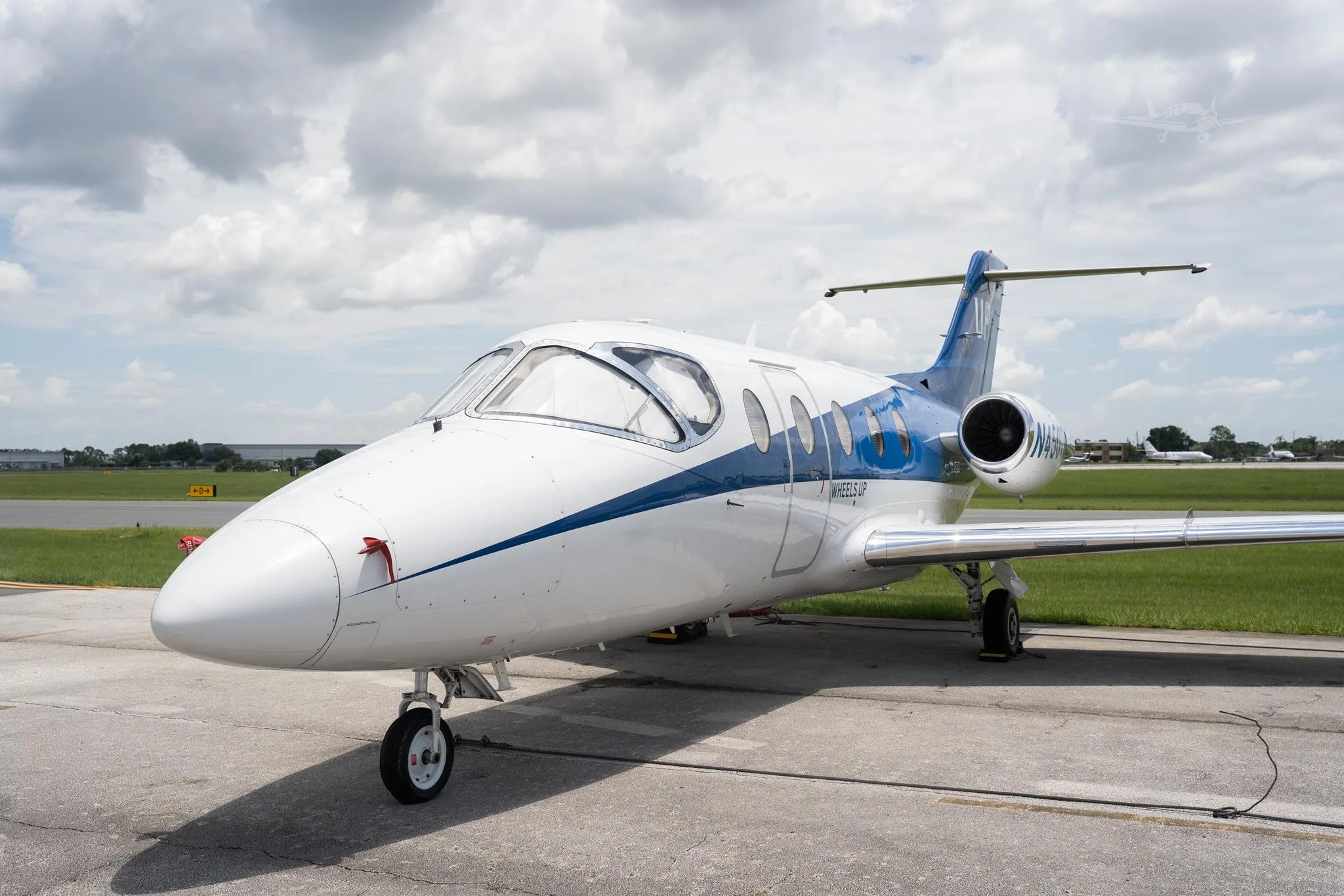 Exterior view of a 2007 HAWKER 400XP, N450TM.