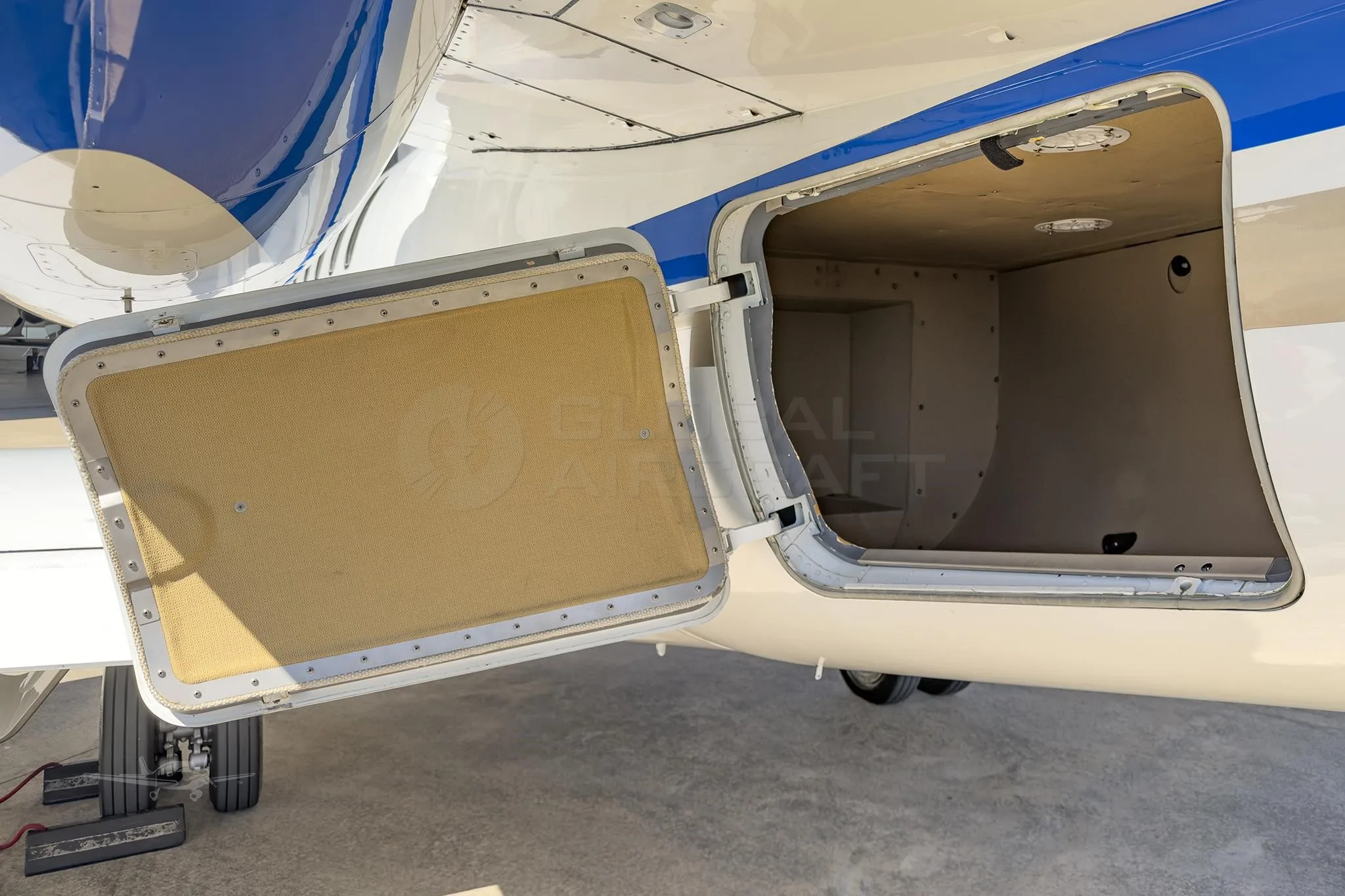 Exterior view of a 2008 LEARJET 40XR, PR-JEC.