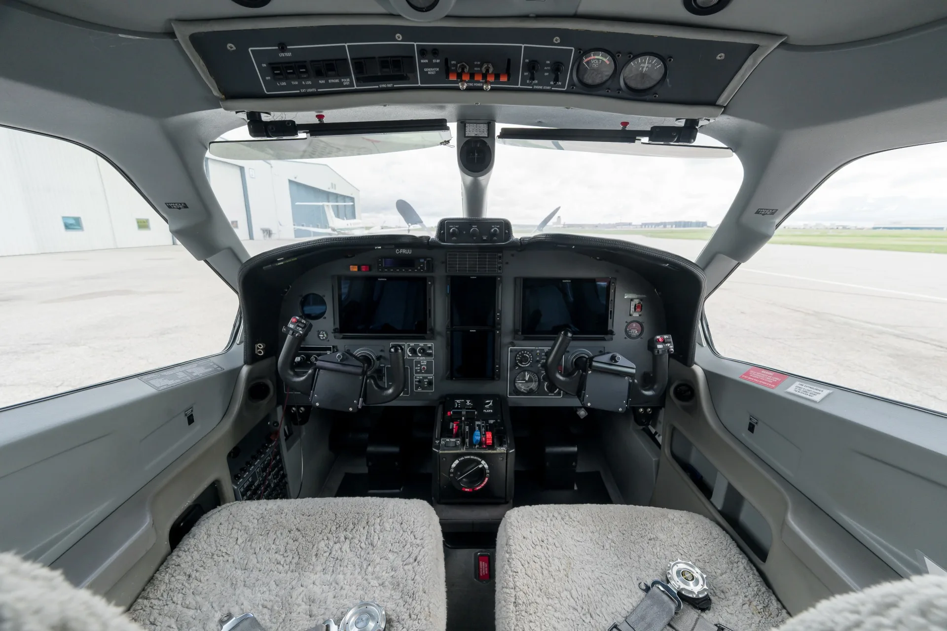 Cockpit and instrument panel of a 2006 Daher tbm 850 0362 c fruu.