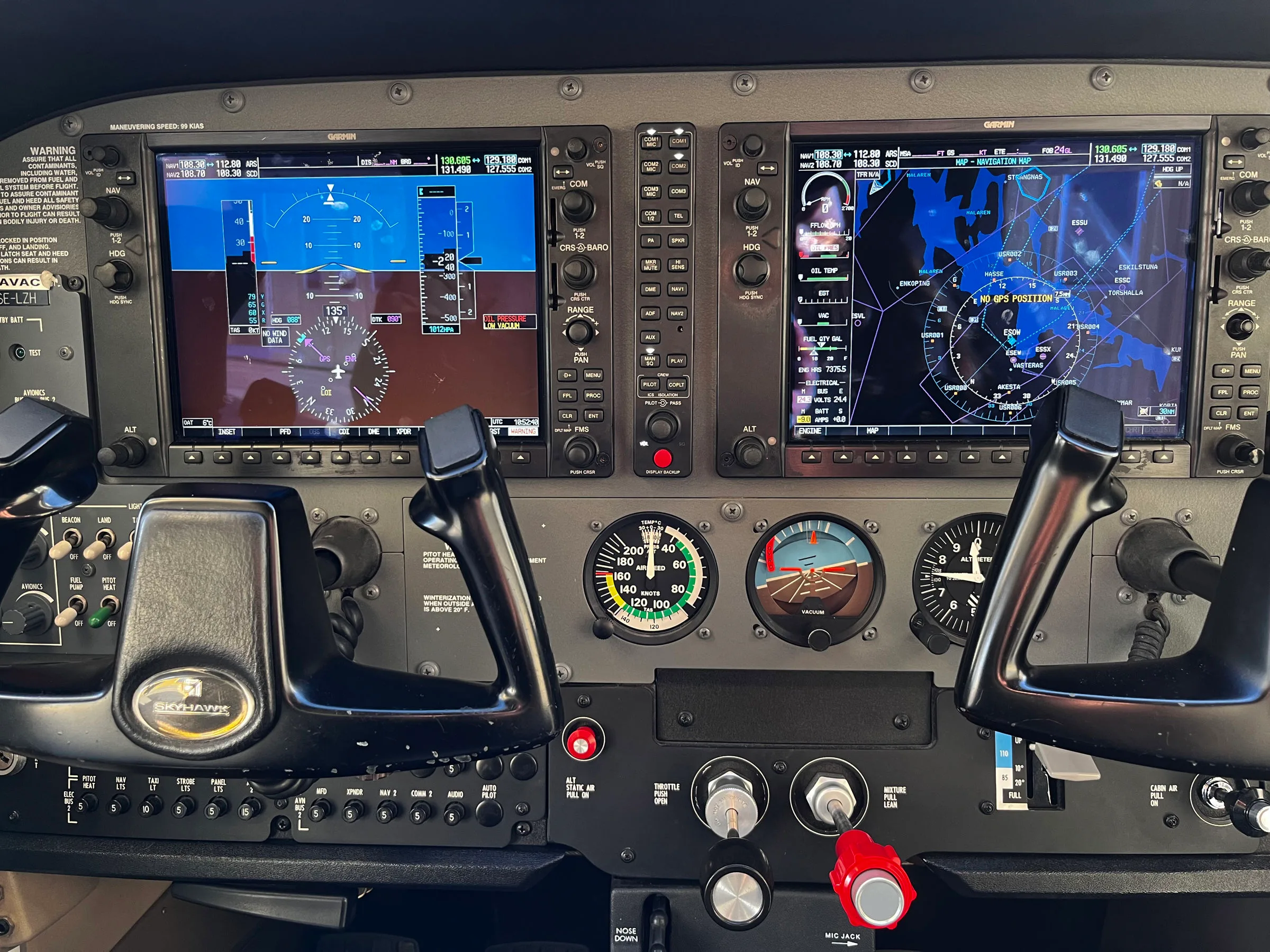Avionics suite of a 2006 Cessna 172S.