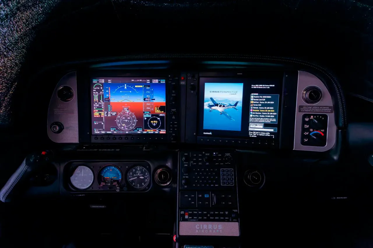 Cockpit and instrument panel of a 2013 Cirrus SR22 G5.