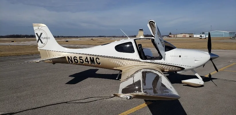 Exterior view of a 2009 Cirrus SR22-G3, N654MC.