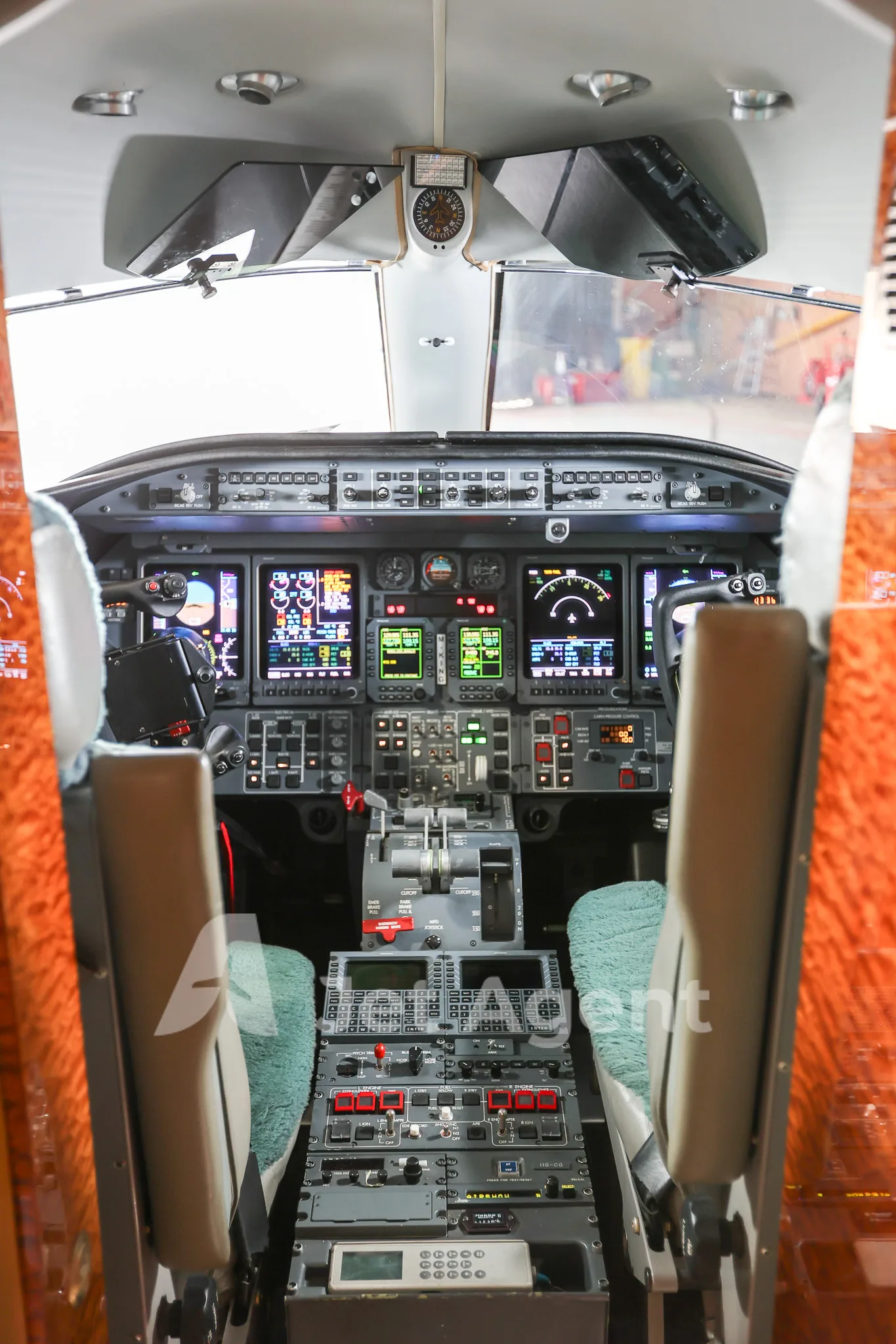 Cockpit and instrument panel of a 2004 Bombardier learjet 40xr.