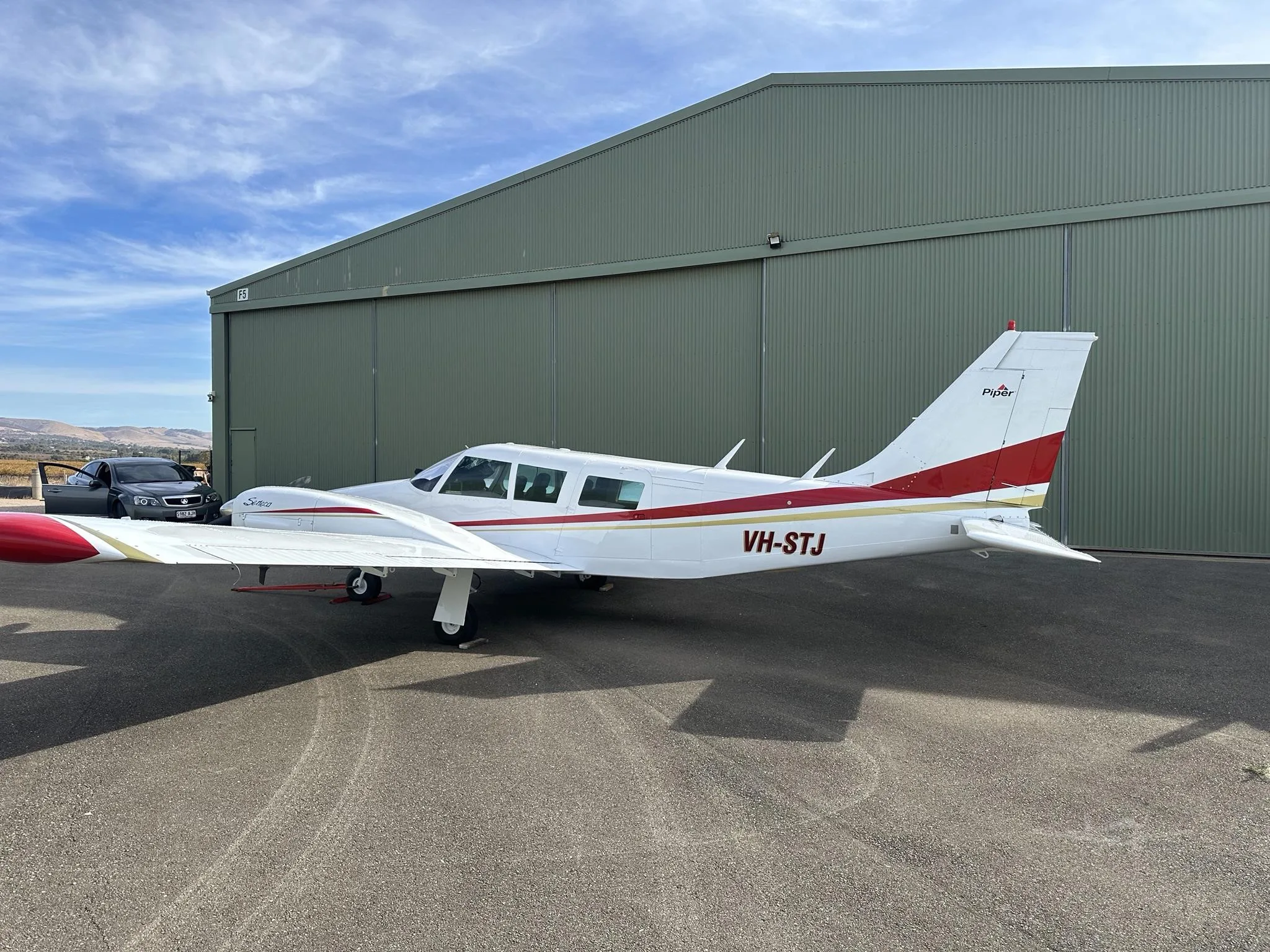 Exterior view of a 1972 PIPER SENECA.