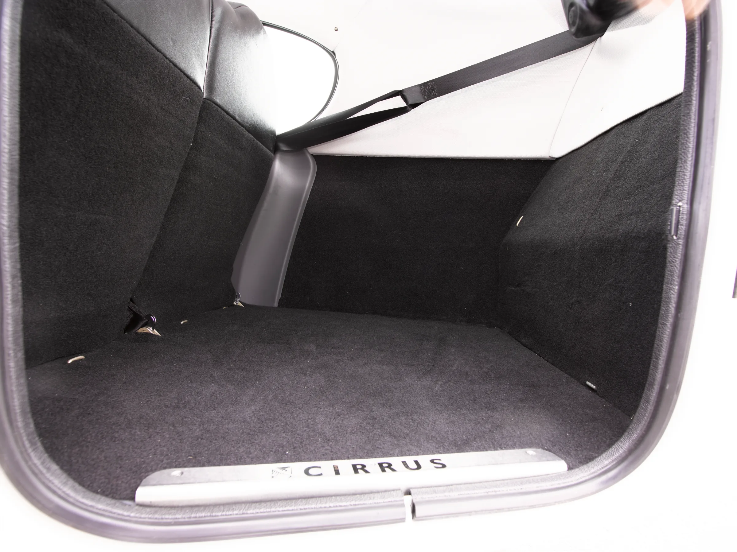 Exterior view of a 2006 Cirrus SR22 GTS, N287DS.