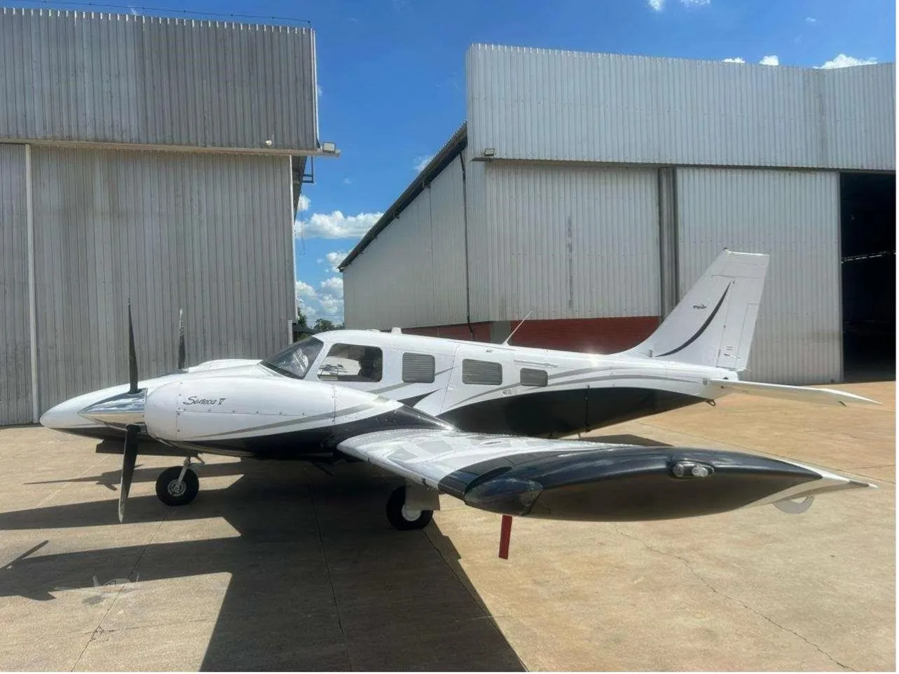 Exterior view of a 2011 PIPER SENECA V, PR-PME.