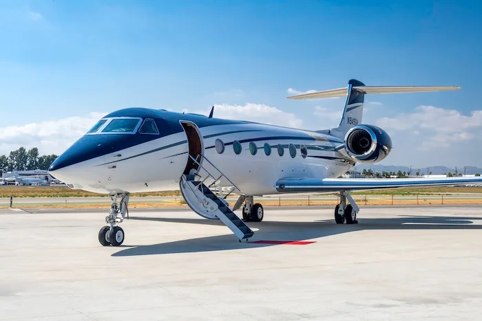 Exterior view of a 2006 Gulfstream G550, N949GM.