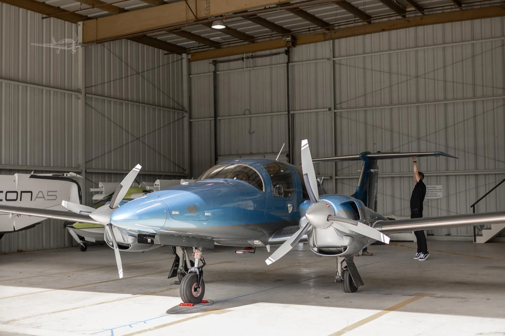 Exterior view of a 2019 DIAMOND DA62, N296LA.