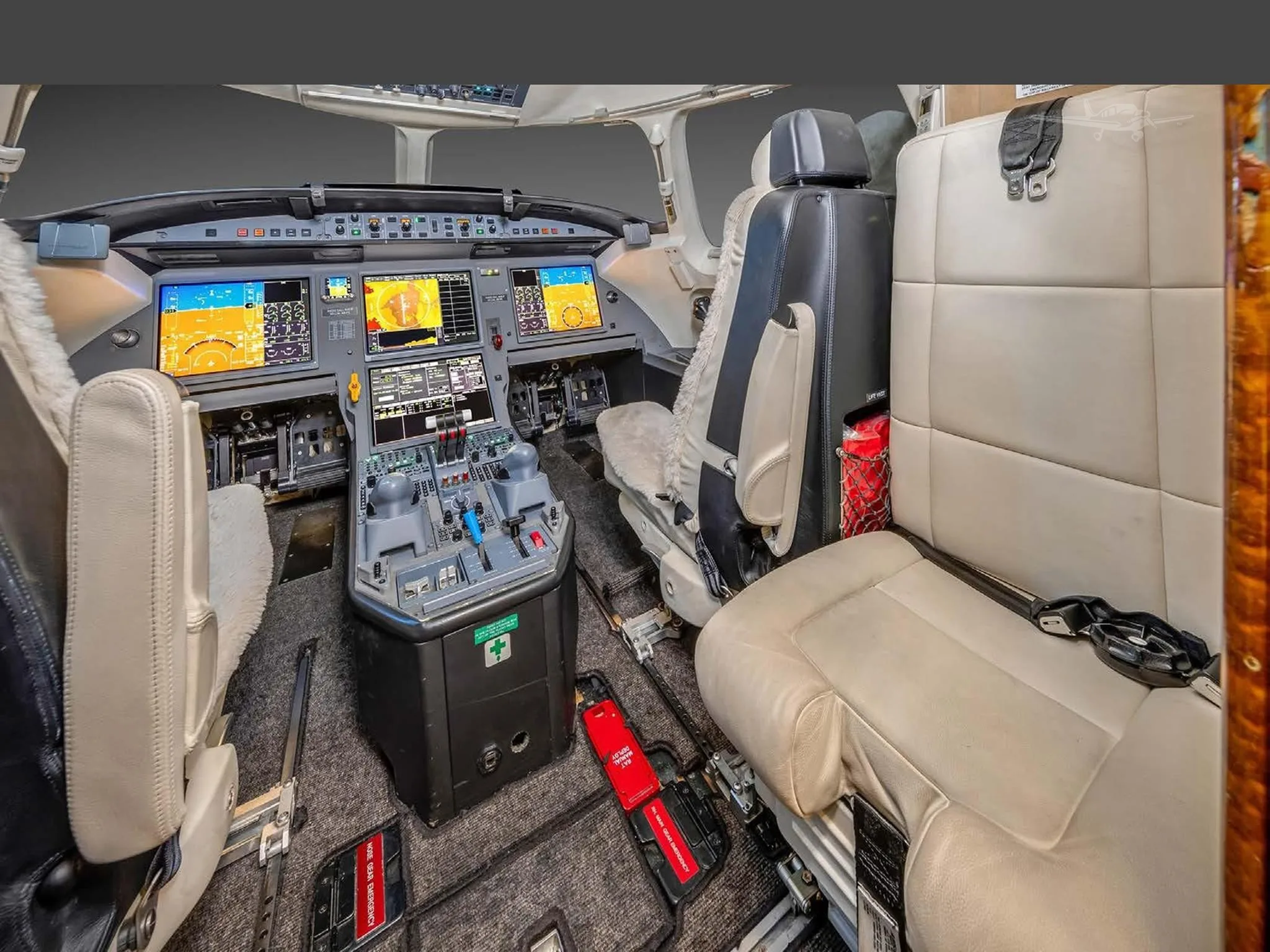 Cockpit and instrument panel of a 2010 DASSAULT FALCON 7X.