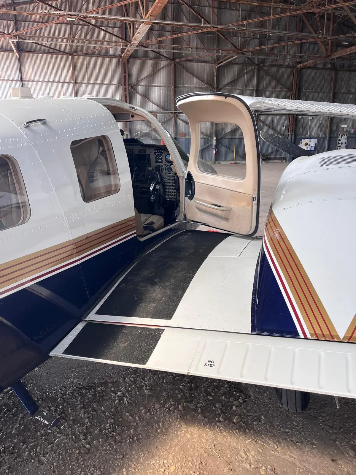 Exterior view of a 1999 Piper Seneca V.